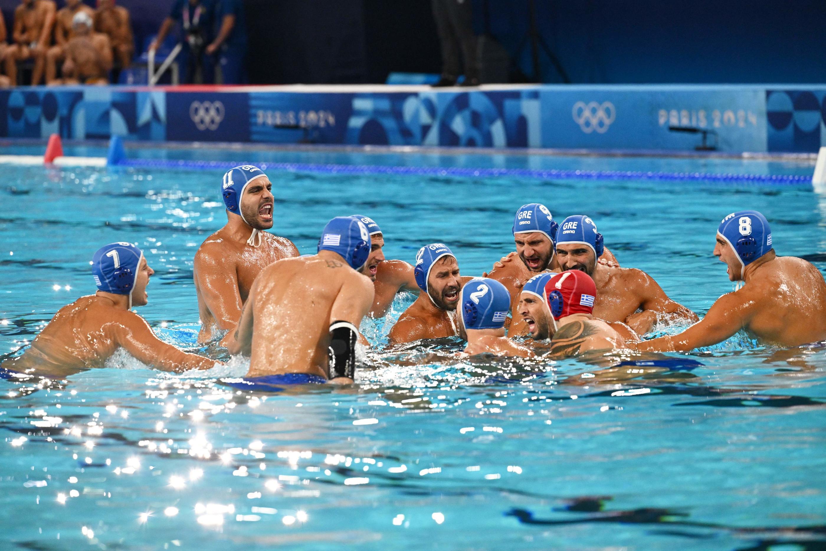 Les joueurs de l'équipe grecque se rassemblent au début du match de water-polo masculin du tour préliminaire du groupe A entre la Roumanie et la Grèce pendant les Jeux olympiques de Paris 2024 au Centre aquatique de Saint-Denis, au nord de Paris, le 28 juillet 2024. (Illustration) AFP/Andreas Solaro