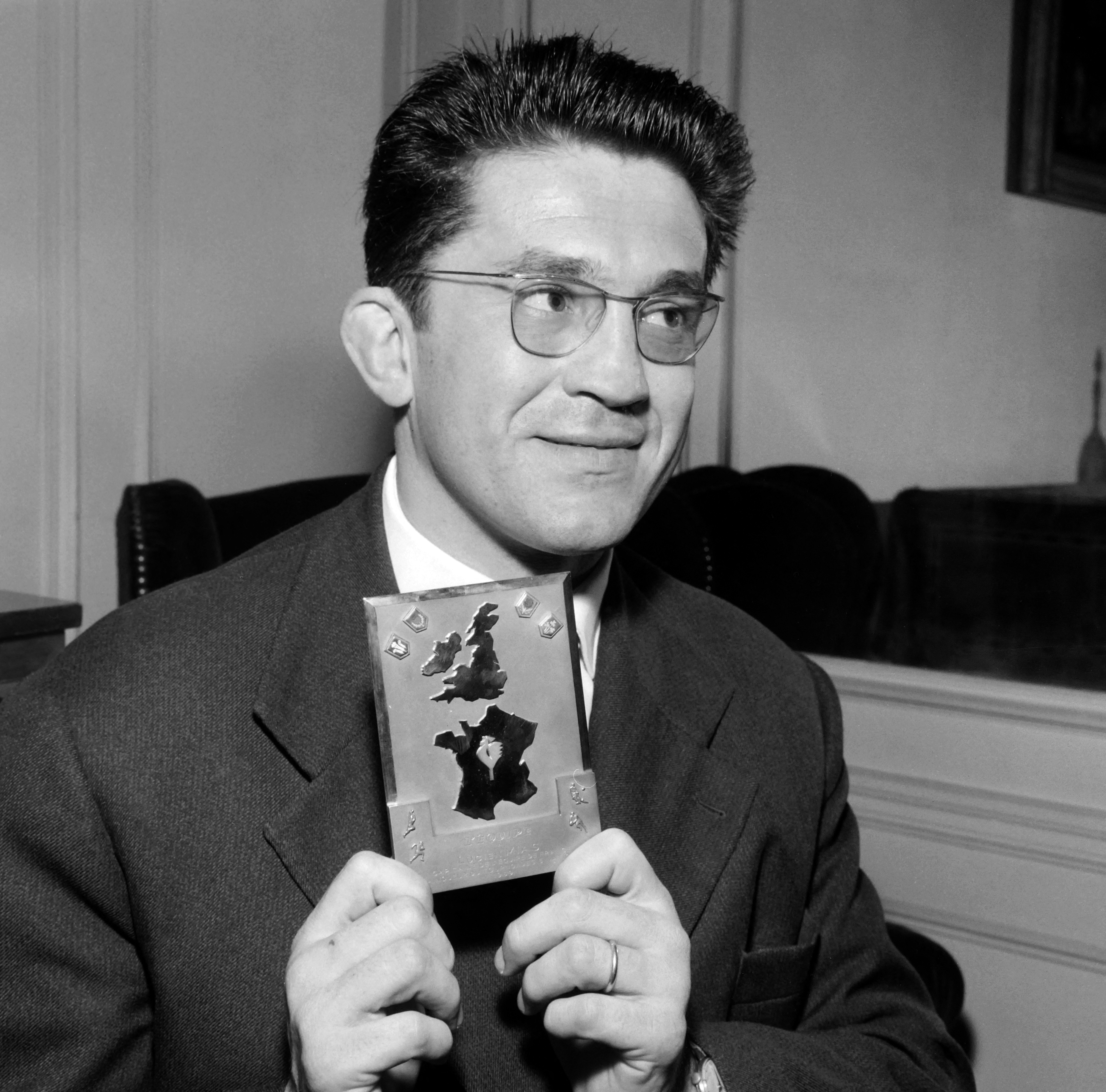 Lucien Mias, ici en 1960, avec le trophée du tournoi des Cinq Nations. AFP