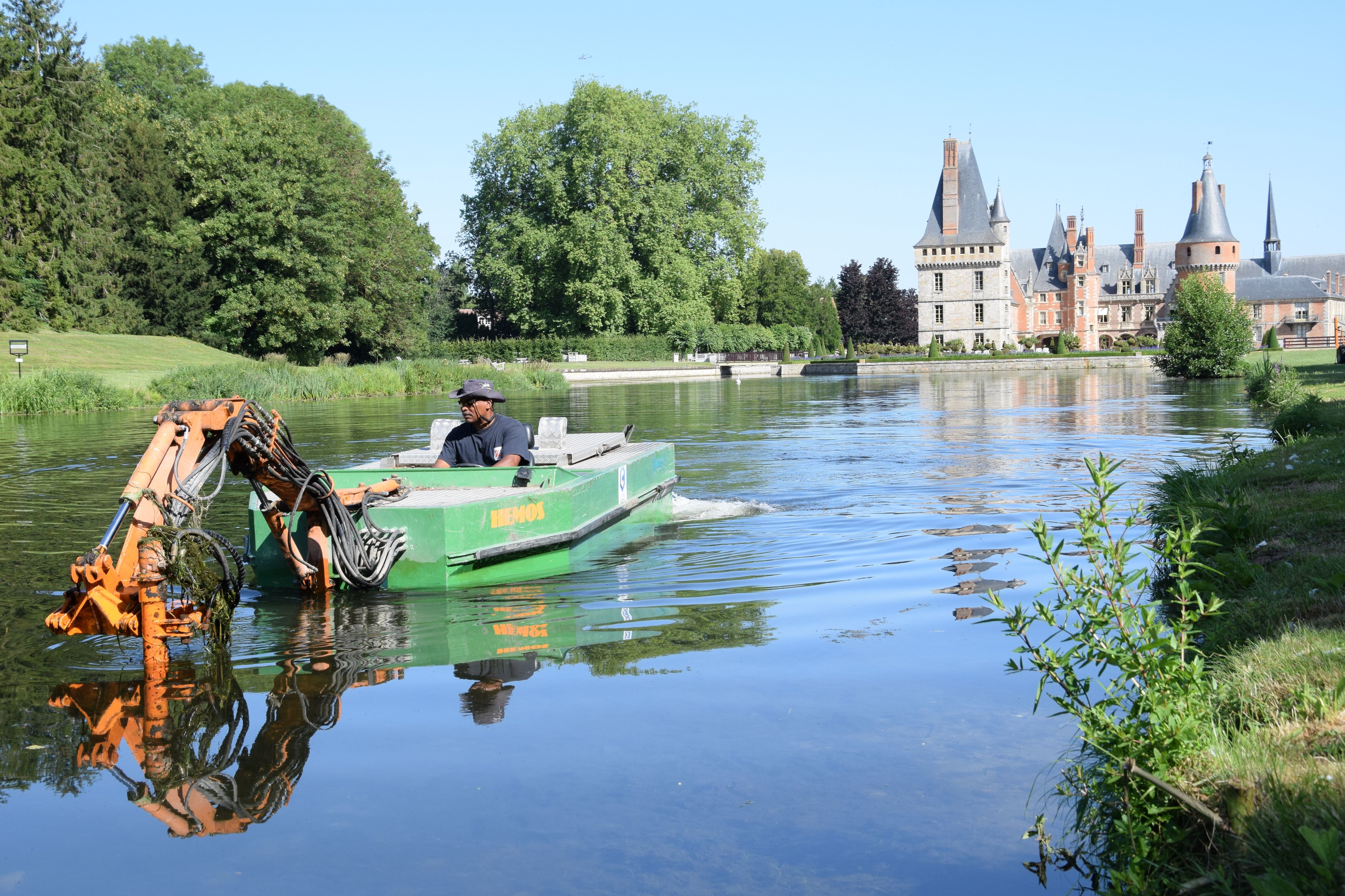 Tout l'été, le faucardage des rivières permet aux pièces d'eau du château de Maintenon (Eure-et-Loir) de préserver l'effet miroir./LP/Christophe Blondel