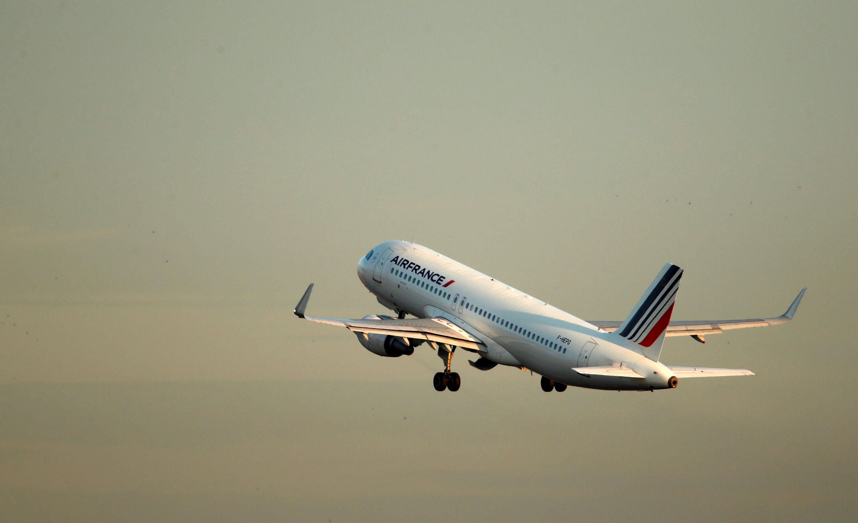 Roissy, le 26 août 2018. Un avion Airbus A320-200 d'Air France décolle à l'aéroport Charles-de-Gaulle. REUTERS/Christian Hartmann