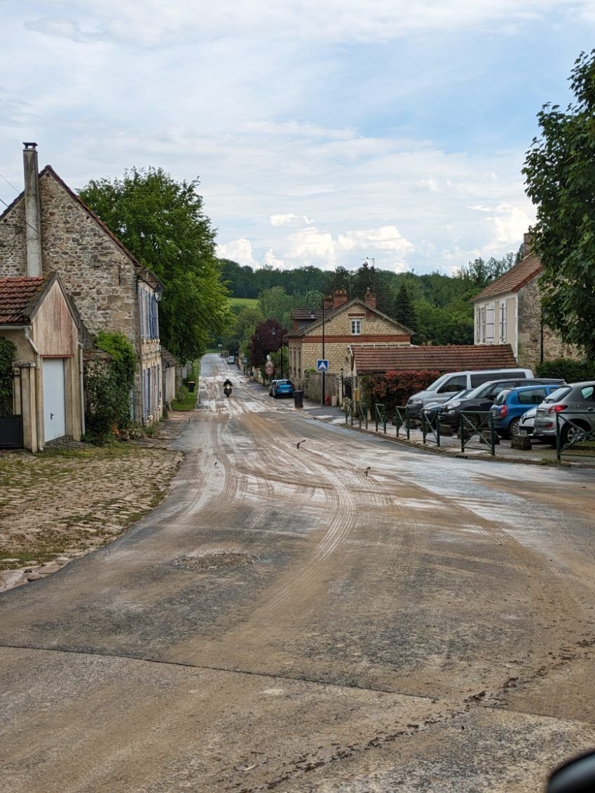 Marolles (Oise), le dimanche 12 mai. Pendant 10 minutes, une coulée de boue a traversé le village après un violent orage. Seule la rue a été endommagée, aucune maison n'a été touchée.