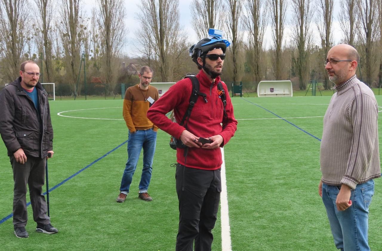 <b></b> Breuillet, le 4 mars. Alban Tessier, un athlète malvoyant (pull rouge), teste la technologie de guidage mise au point par des chercheurs de l'École polytechnique et l'association Mix Handi-Cap sur la Vie.