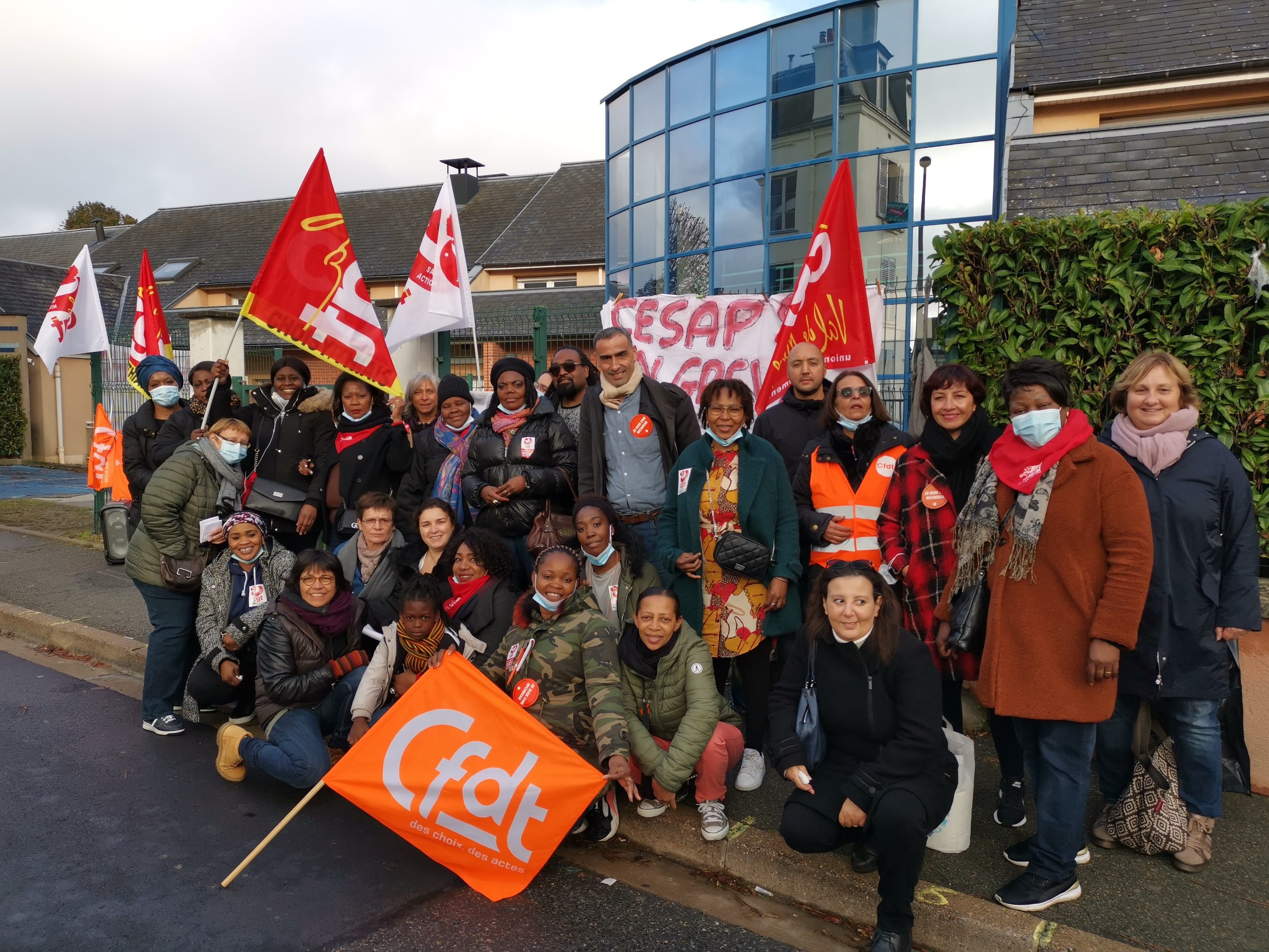 Thiais, mardi 26 octobre 2021. Soutenus par la CGT et la CFDT, ces grévistes continuent de dénoncer leurs conditions de travail, dommageables également selon elle pour les personnes polyhandicapées dont elles s'occupent au quotidien. LP/Gérald Moruzzi