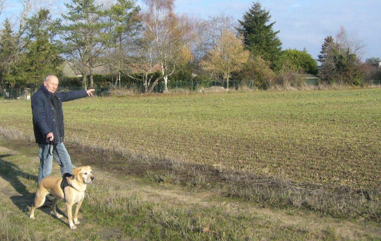 <b></b> Achères-la-Forêt, mercredi. François Guirao, président de l’association Achères-la-Forêt Environnement, en train de désigner des parcelles qui devraient recevoir des boues d’épandages.