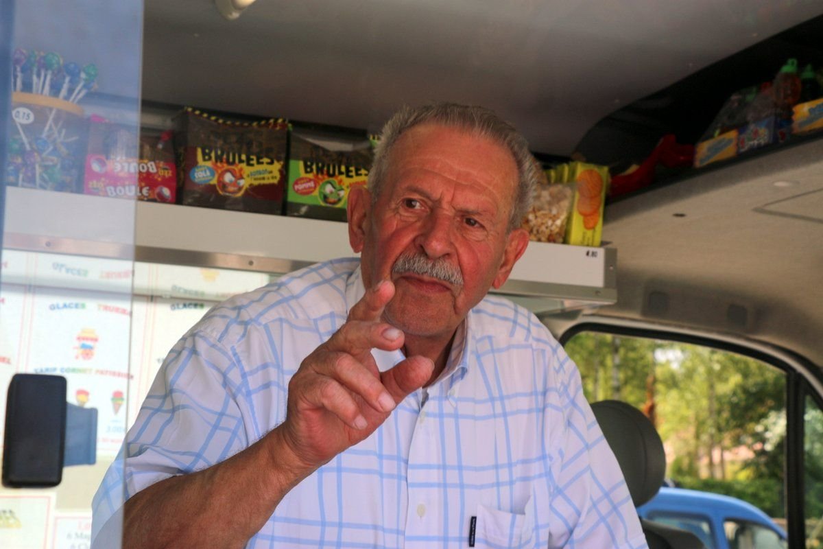 Marcel Labruyère, surnommé affectueusement "Moustache", effectuait ses tournées depuis plus de 60 ans à bord de son camion. (Archives familiales)