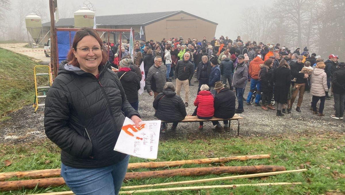 Près de 200 personnes sont venues apporter leur soutien à Sandrine Dagand, éleveuse de poules pondeuses, samedi à Saint-Ours (Savoie). Radio France/Mélanie Tournadre