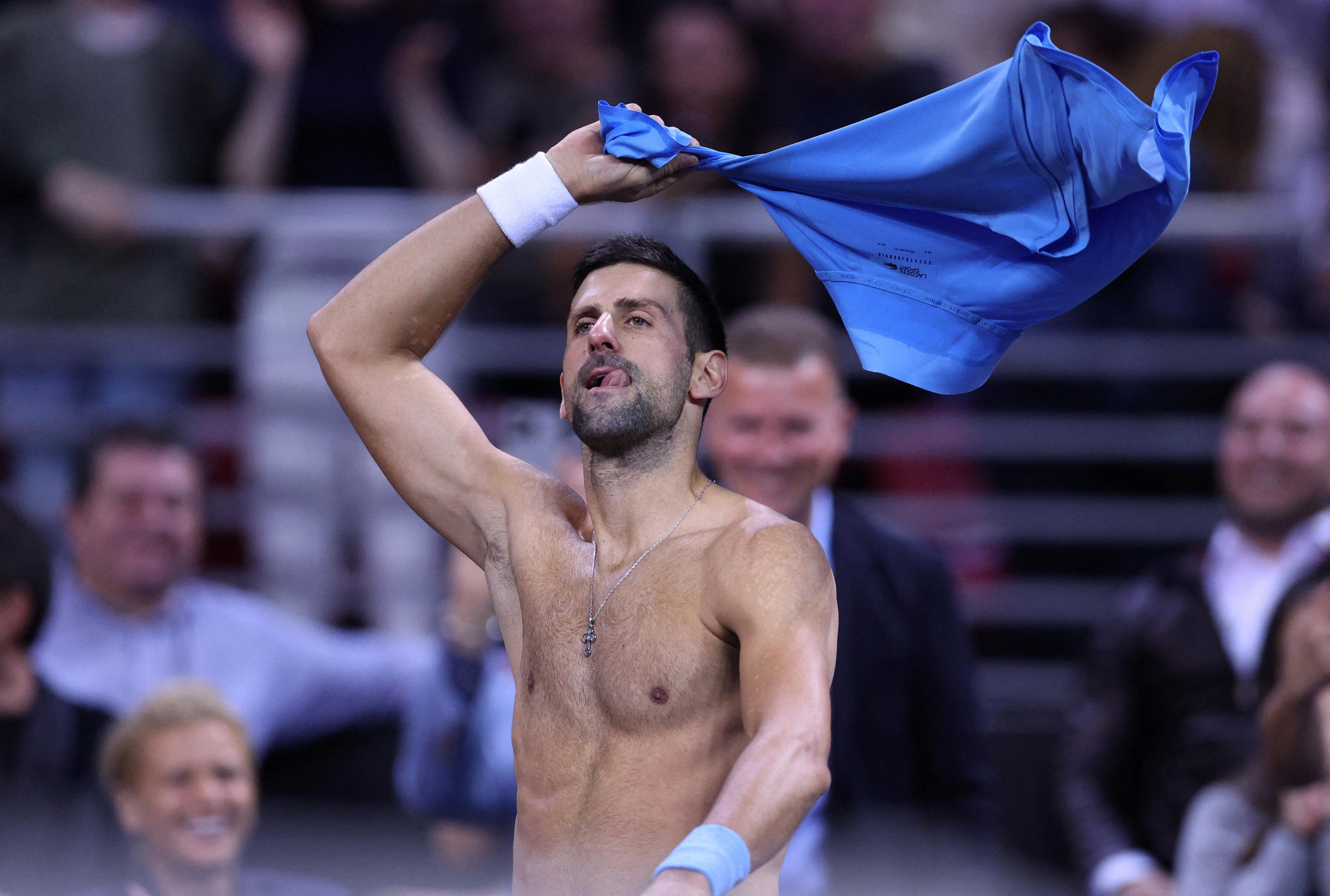 Novak Djokovic torse nu à l'issue de son match face à Dimitrov à l'Arena 8888 de Sofia (Bulgarie). REUTERS/Spasiyana Sergieva