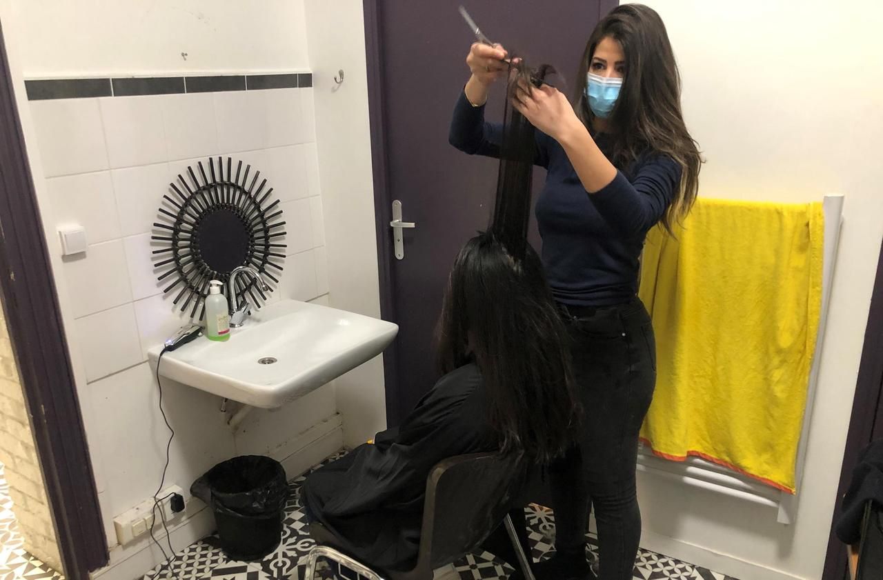 Paris: the time of a haircut, Seloua gives back the smile to the homeless