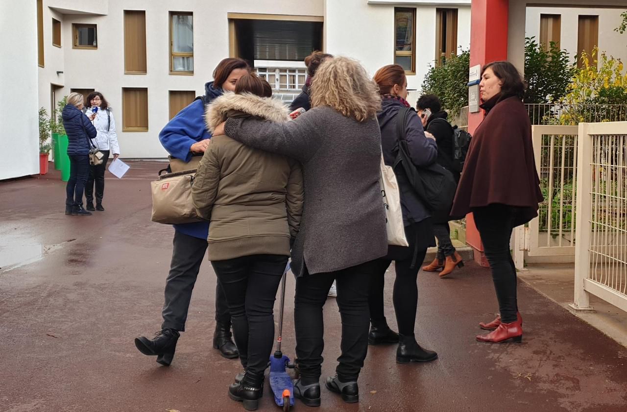 <b></b> Paris, ce vendredi matin. Les parents d’élève de l’école Antoine Chantin (XIVe) ont « manifesté » et fait signer une pétition.