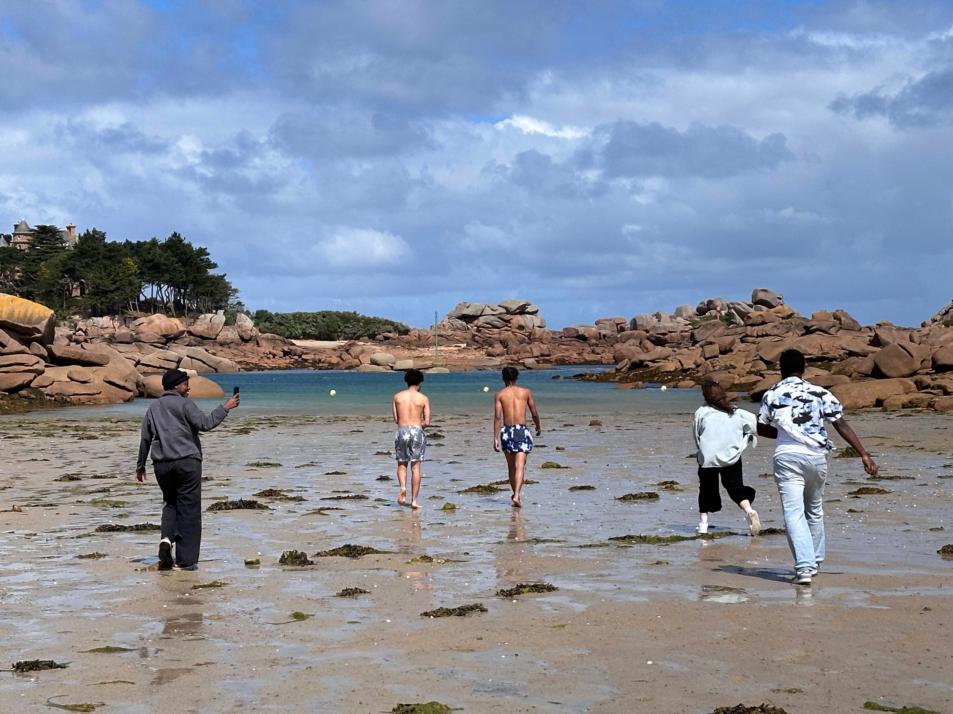 Venus de toute la Bretagne, 24 résidents en Cité U ont participé au week-end organisé sur la côte de granit rose, dans les Côtes d'Armor. LP / Solenne Durox