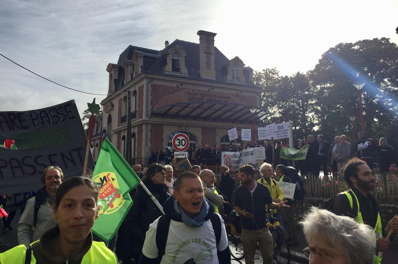 <b></b> Gonesse, vendredi 4 octobre. Les opposants à EuropaCity ont entamé leur marche jusqu’à Matignon.