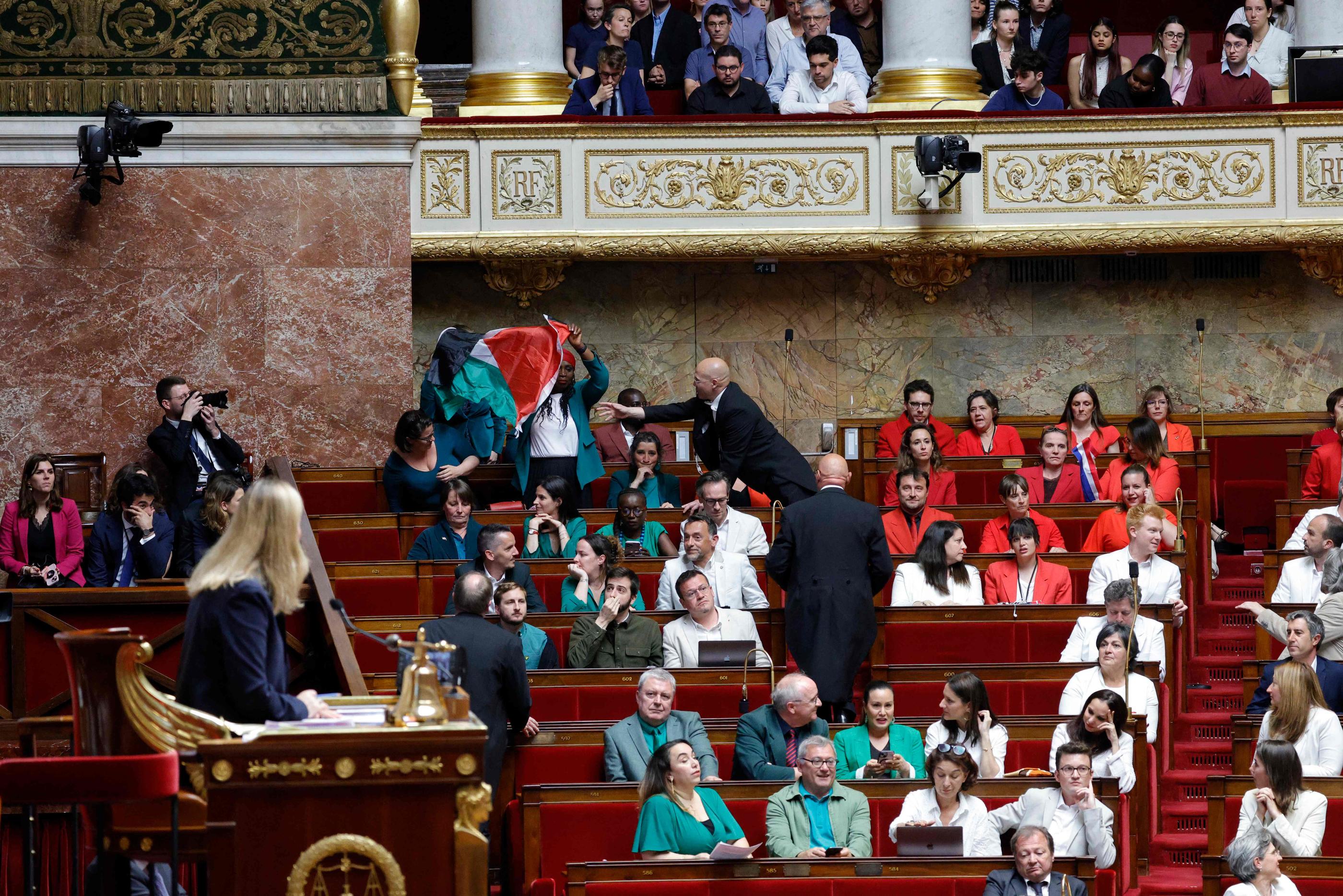 La députée LFI Rachel Kéké a brandi mardi dans l’hémicycle de l’Assemblée un drapeau palestinien. AFP/GEOFFROY VAN DER HASSELT