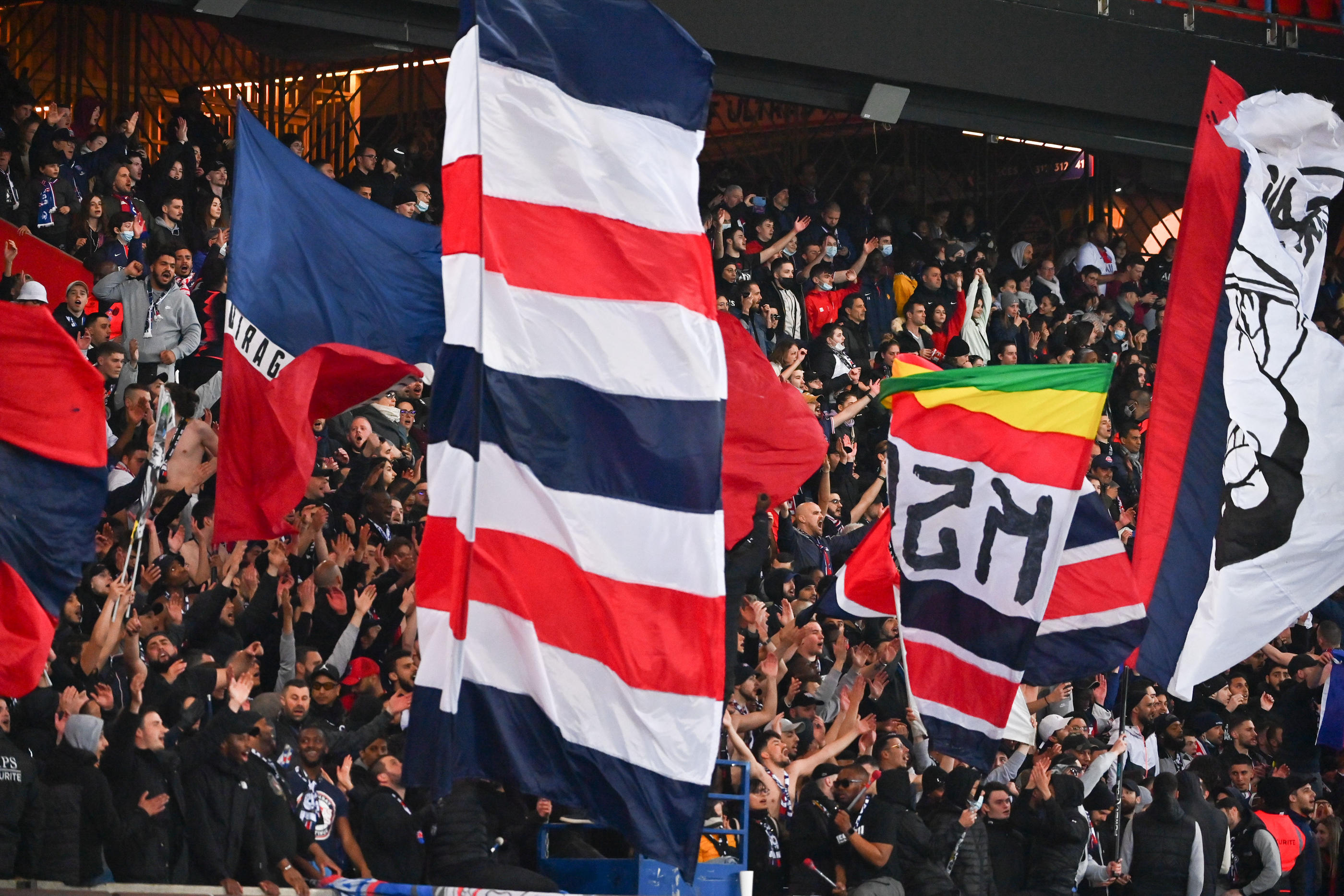 Les ultras lensois ont affiché leur solidarité avec le CUP - Canal