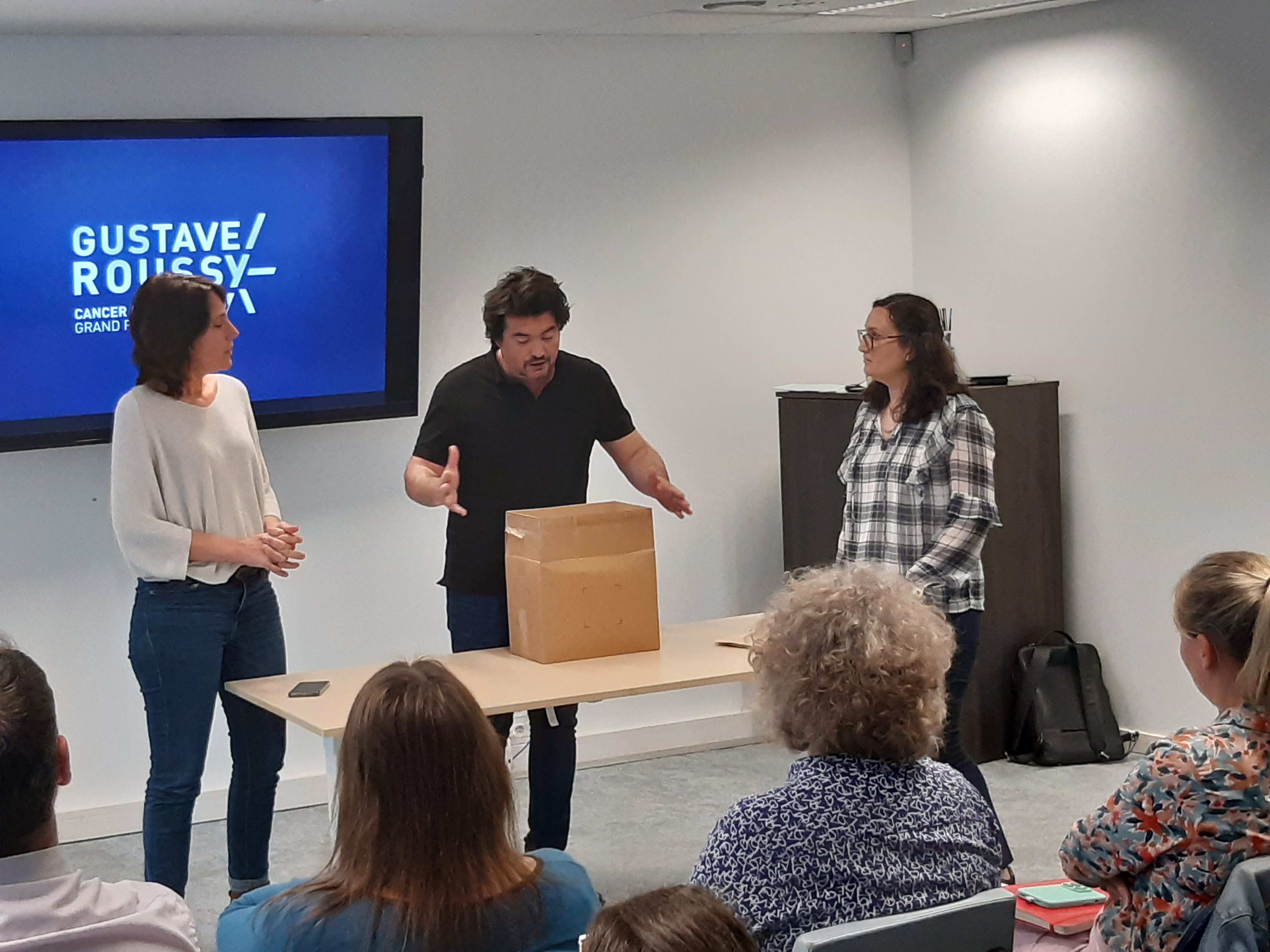 Nantes (Loire-Atlantique), le 18 juin. La formation «cancer et travail» dispensée aux salariés volontaires du groupe Bessé par l'Institut Gustave Roussy fait intervenir des comédiens, auxquels peuvent se joindre les salariés participants (à droite). LP/F.H.