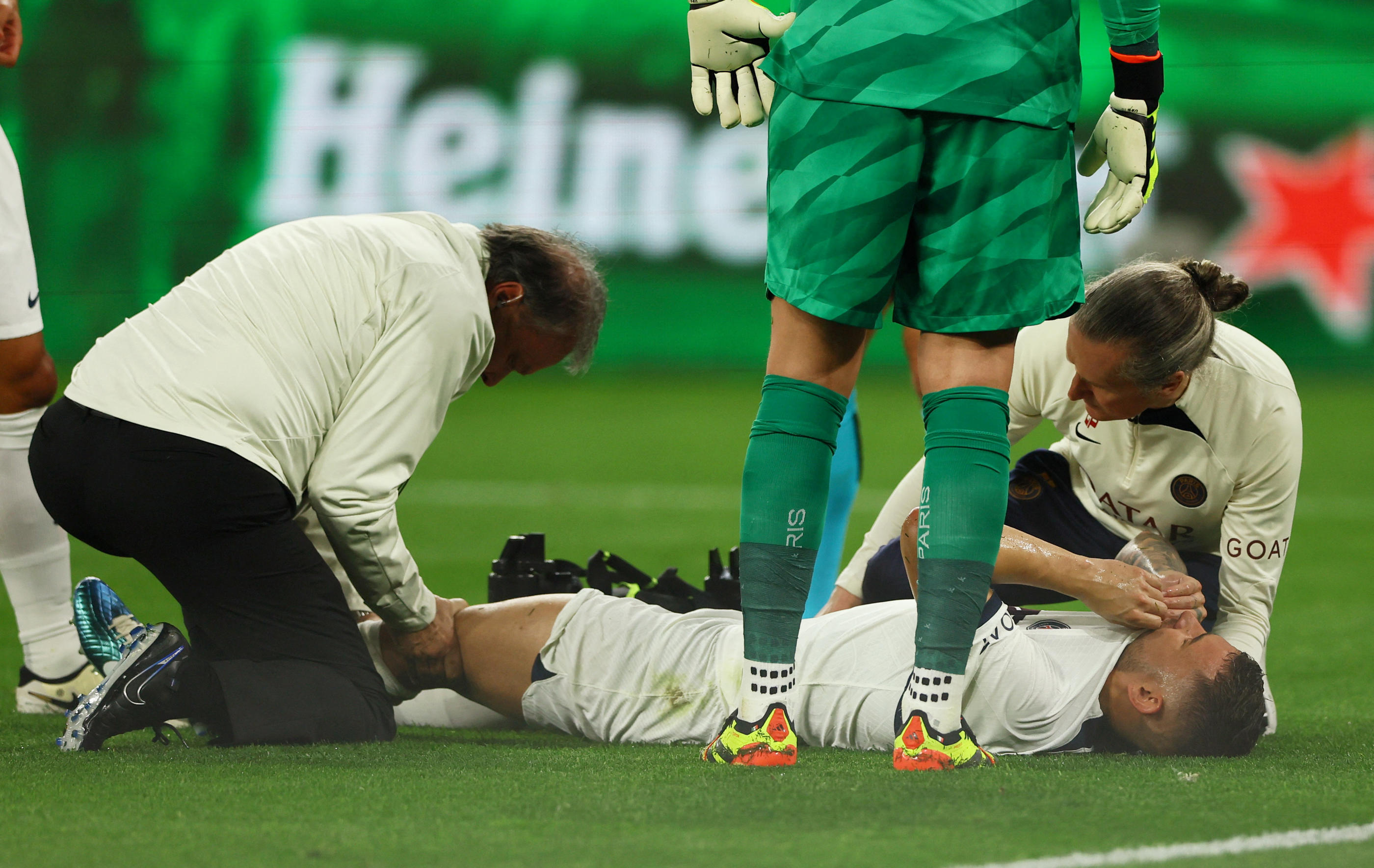 Le défenseur du Paris Saint-Germain Lucas Hernandez, sorti sur blessure mercredi contre Dortmund, "souffre d'une rupture du ligament croisé antérieur du genou gauche" et se dirige vers un forfait pour l'Euro en juin, a annoncé jeudi le club parisien. REUTERS/Thilo Schmuelgen