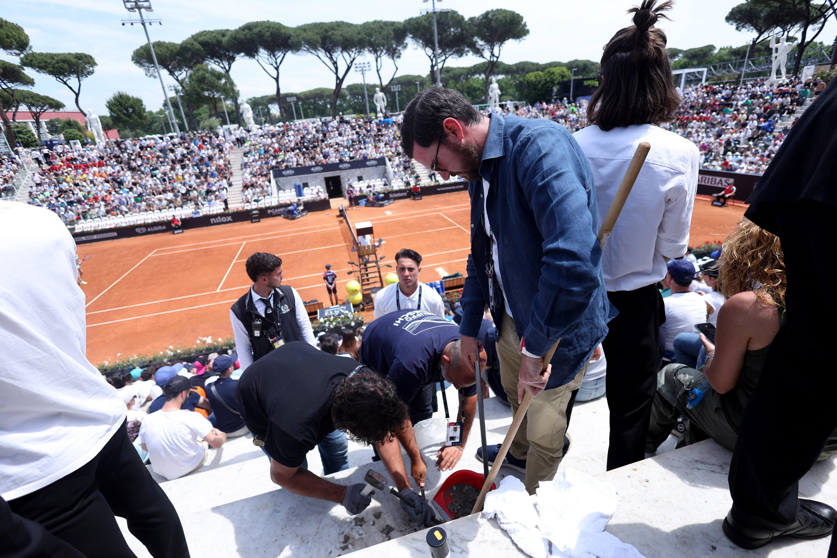 Deux matches du tournoi de tennis de Rome ont été stoppés par l'entrée sur le terrain de militants écologistes du groupe "Dernière génération". REUTERS/Claudia Greco