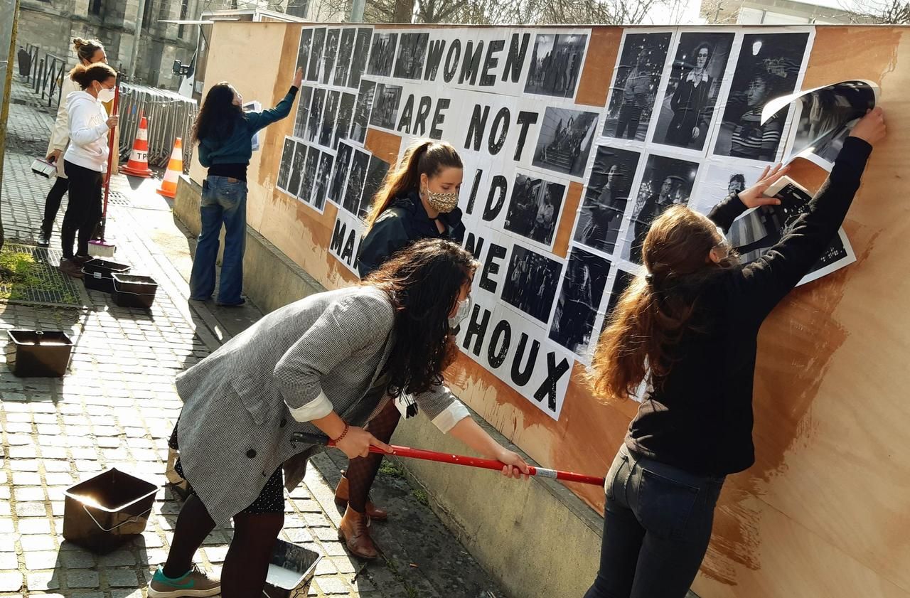 <b></b> Lundi, à Vitry, la photographe et activiste féministe Pauline Makoveitchoux a collé pour le 8-Mars une partie de sa série photographique « Women are not afraid » près de la Maison des projets.