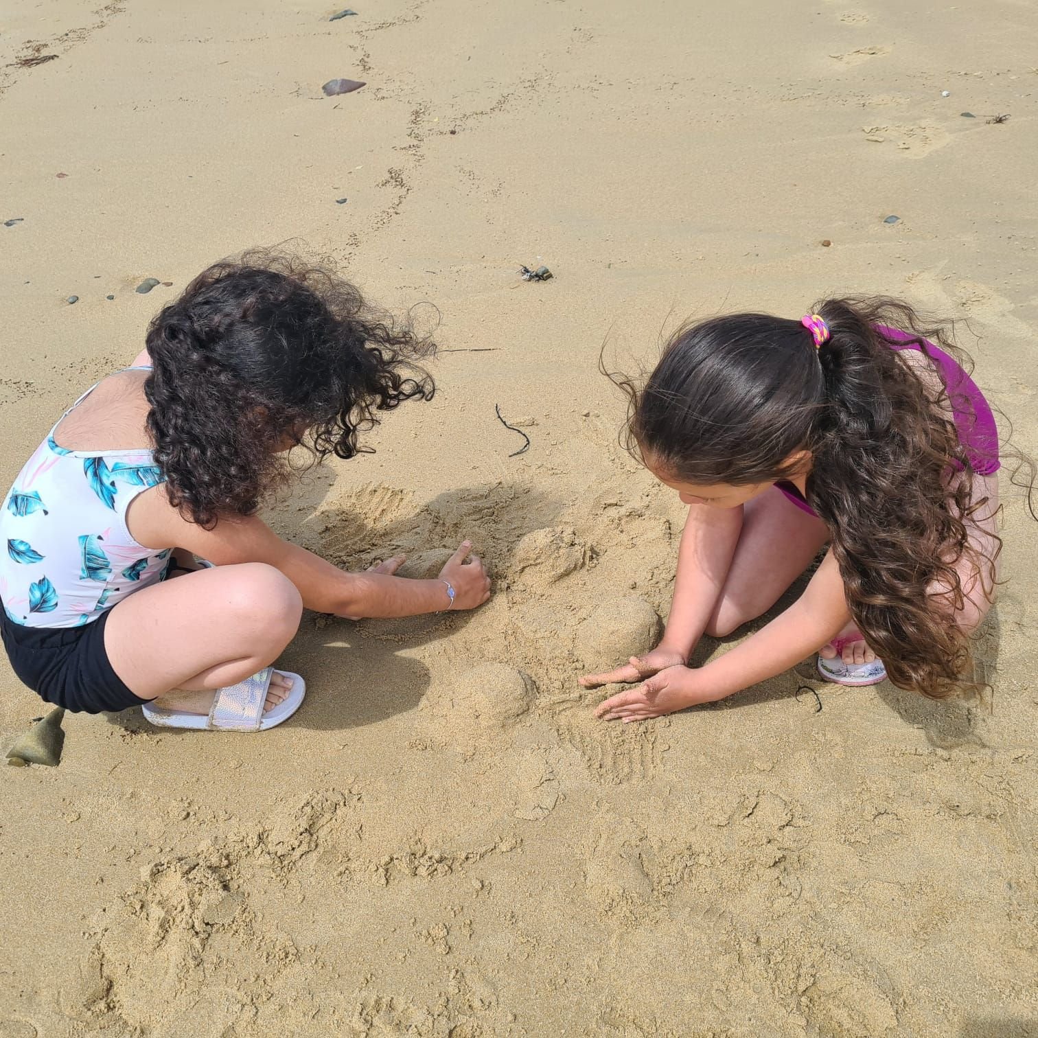 Eté 2021. Sur la plage de Port-Bail-sur-Mer (Manche), deux petites filles, originaires de Stains (Seine-Saint-Denis), font des châteaux de sable pour la première fois. DR