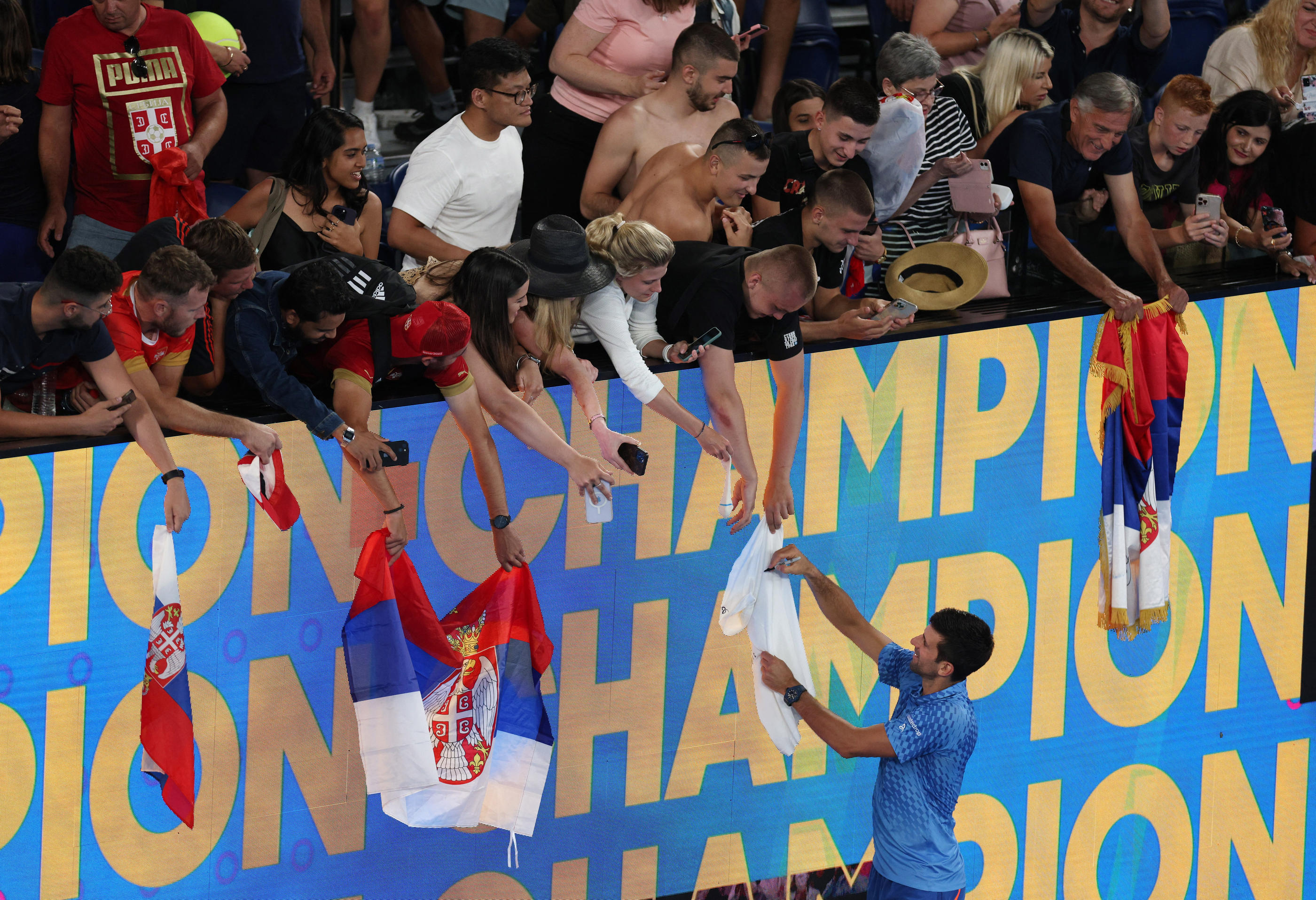 Novak Djokovic signe des autographes après sa victoire au premier tour à l'Open d'Australie. Reuters/Loren Elliott