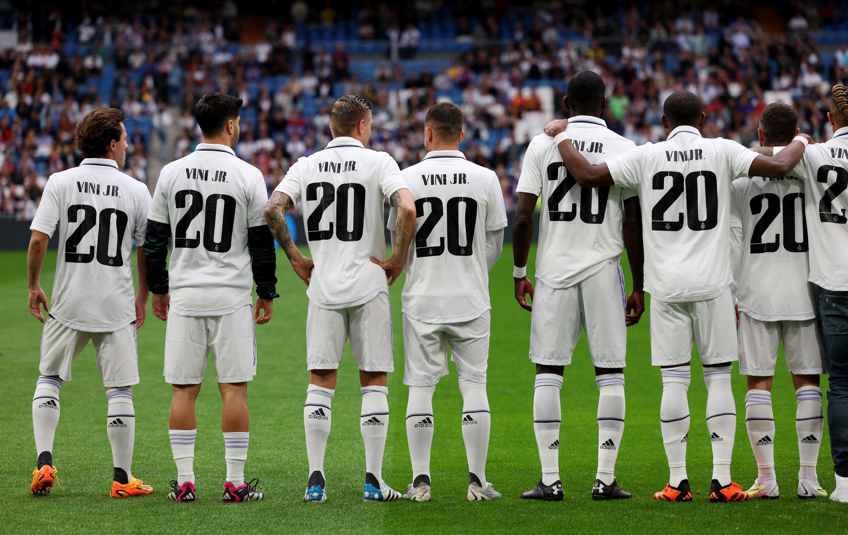 Les joueurs du Real portent tous un maillot floqué "Vini Jr" à leur entrée. REUTERS/Violeta Santos Moura