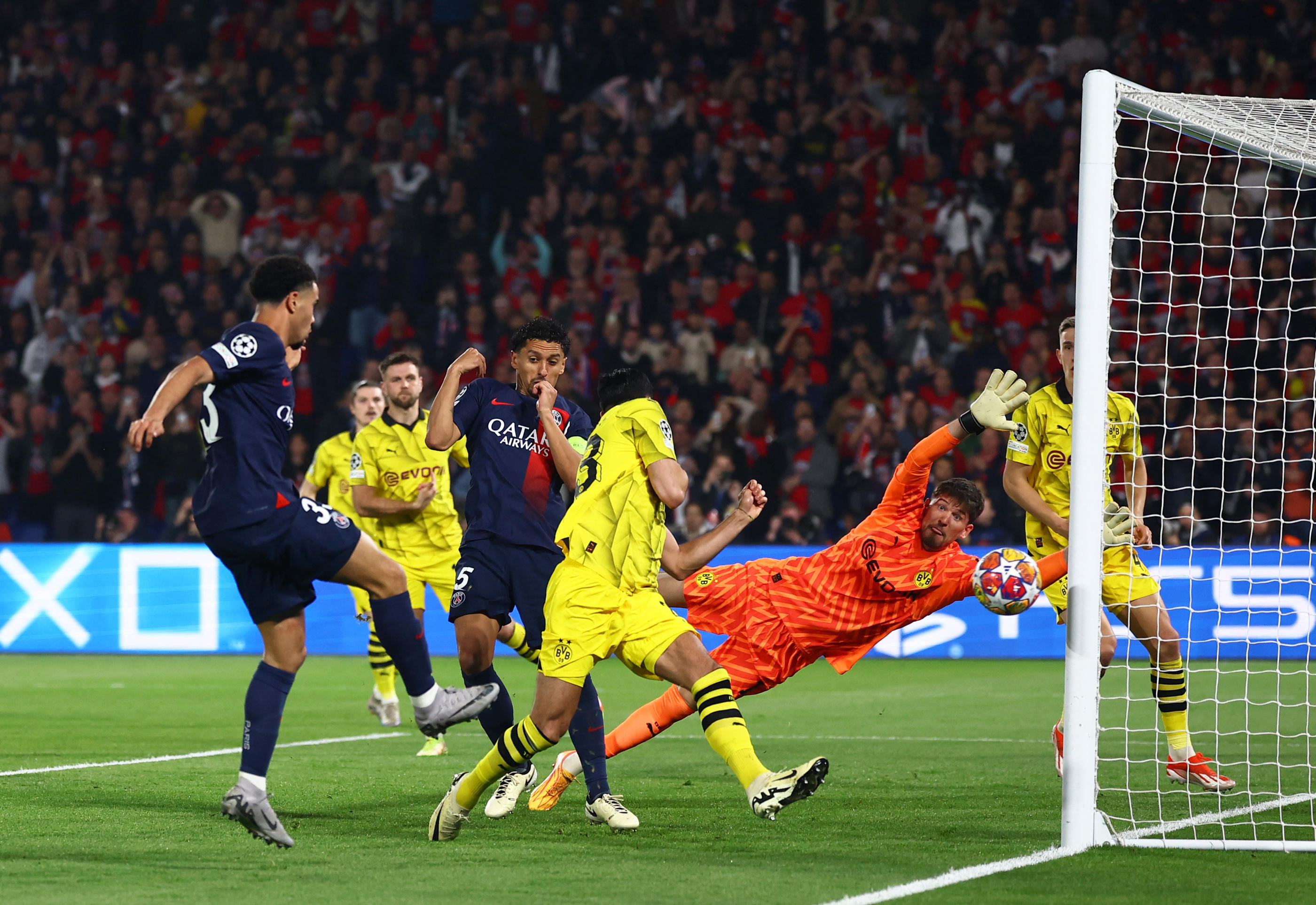 Warren Zaïre-Emery a touché le poteau à la 49e minute face au Borussia Dortmund. Reuters/Kai Pfaffenbach