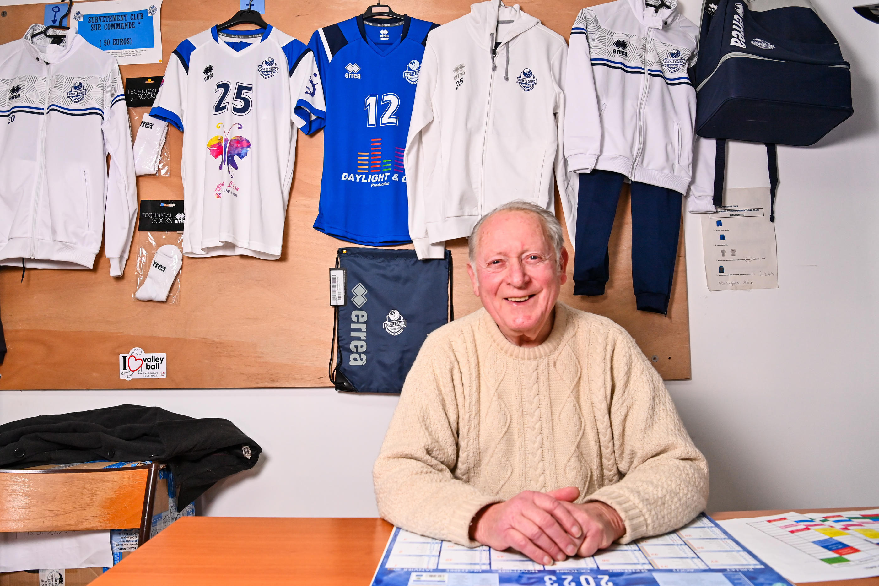 Georges Honigman, président du club de volley de Noisy-le-Grand, passe du temps dans son bureau du gymnase du Champy, sa deuxième maison. Icon Sport/LP/Daniel Derajinski
