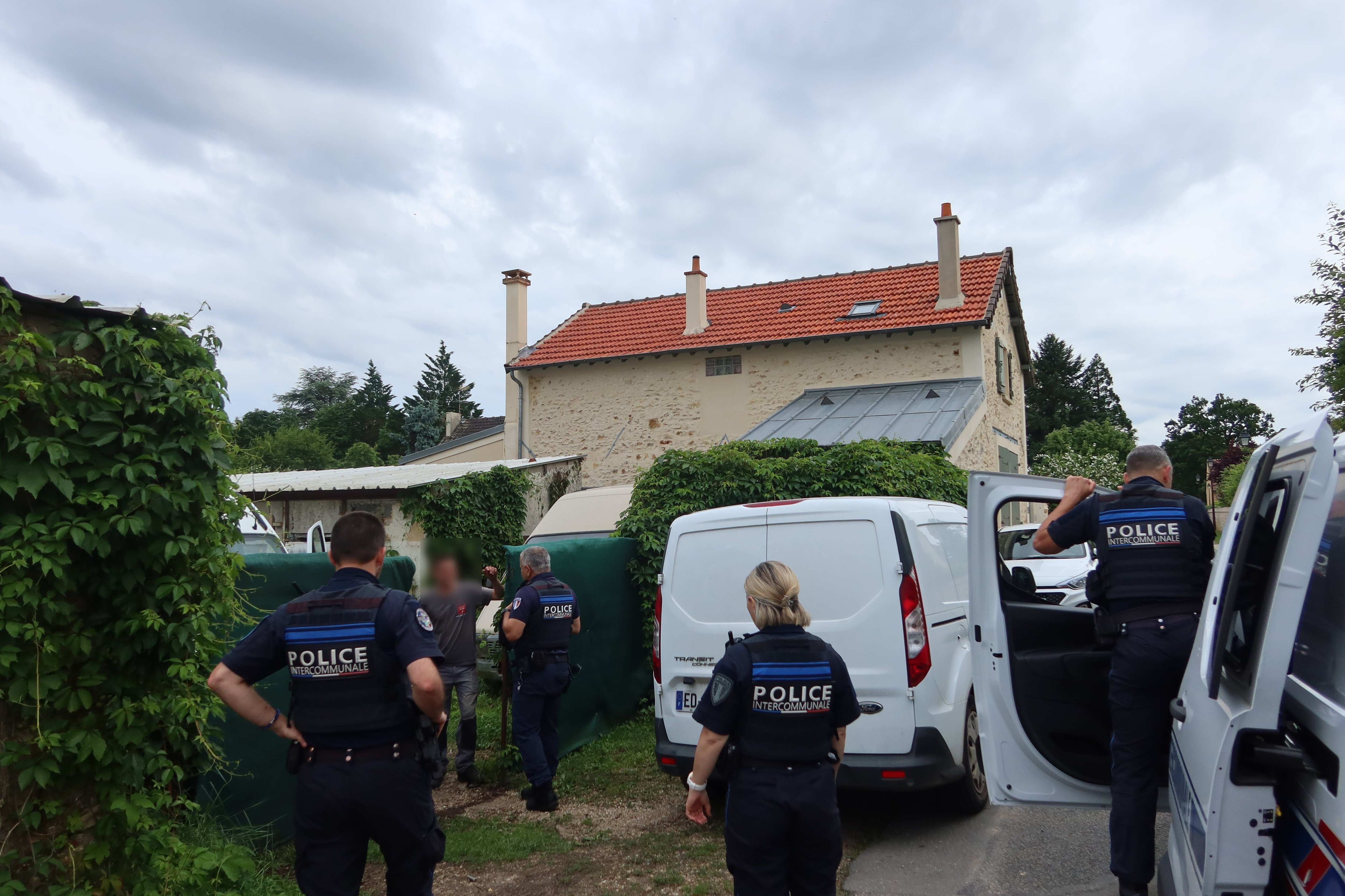 Seine-Port, le 18 juin. Les policiers intercommunaux vérifient que la fumée provenant d'un terrain privé n'est pas une opération de brûlage, désormais interdite. Un ami du propriétaire avait allumé un fumigène. LP/Sophie Bordier