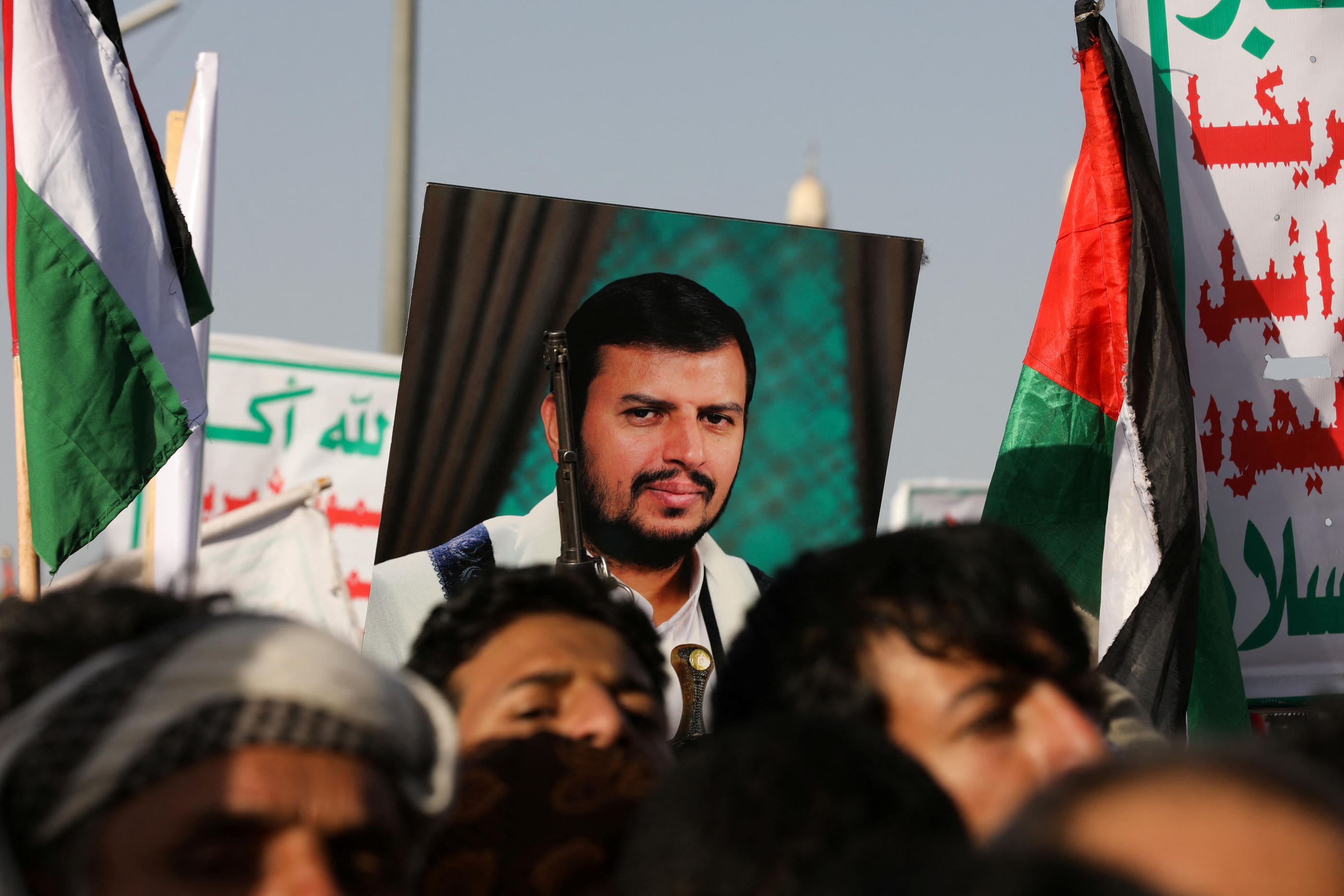 Le chef religieux des Houthis, Abdul-Malik al-Houthi (sur la pancarte), est le frère du fondateur du mouvement, décédé en 2004. REUTERS/Khaled Abdullah