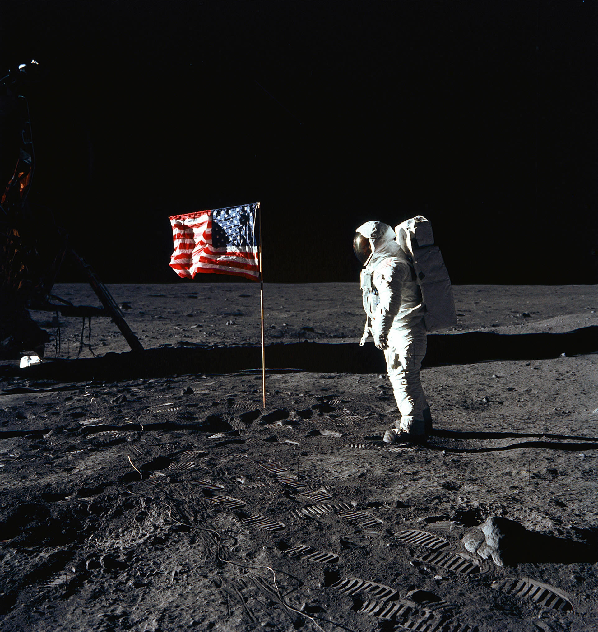 L'astronaute Buzz Aldrin photographié face au drapeau américain sur la surface de la Lune, le 21 juillet 1969, par Neil Armstrong, commandant de la mission Apollo 11. AFP/Nasa/Neil Armstrong