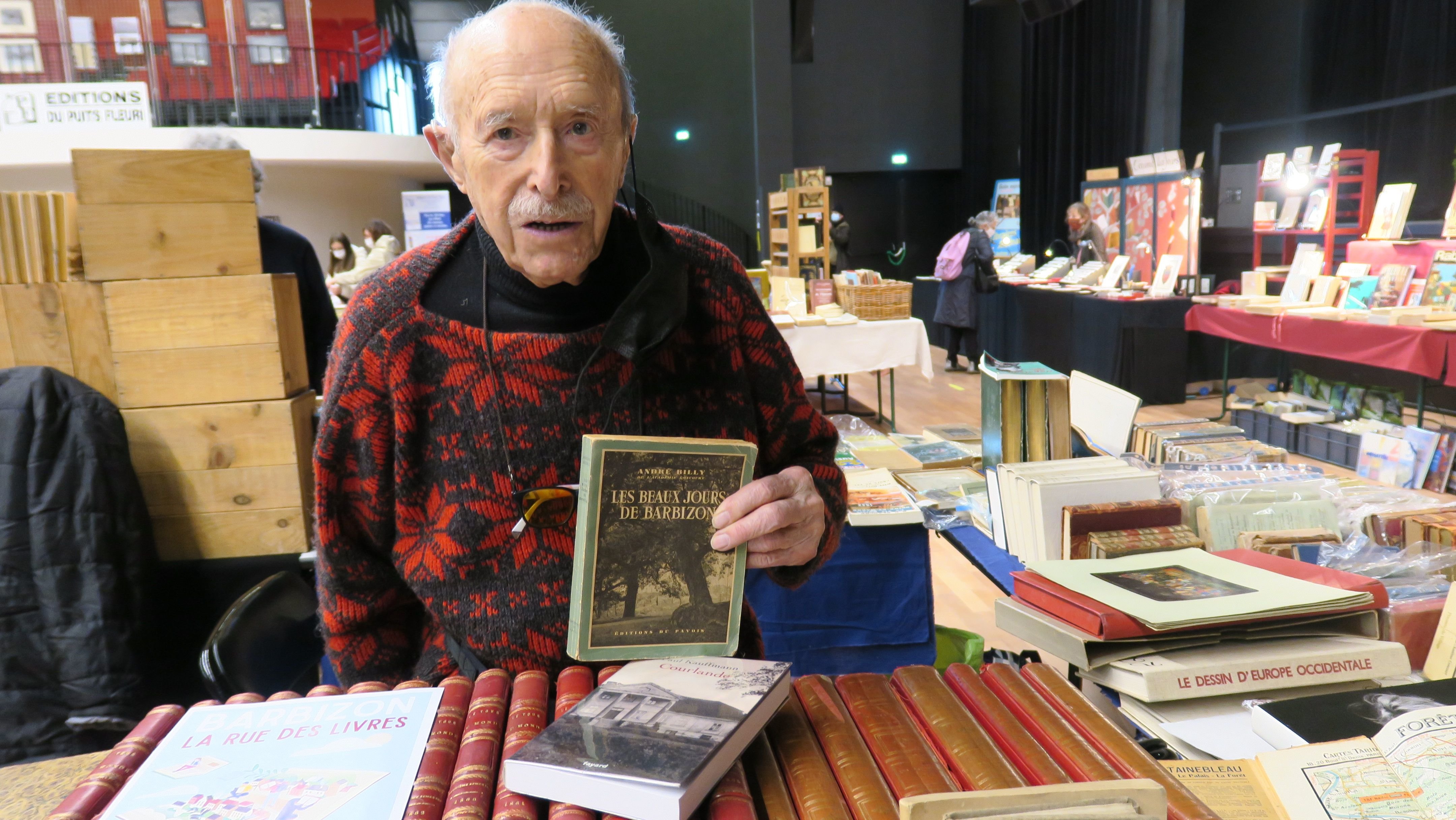 Melun (Seine-et-Marne), dimanche 23 janvier 2022. À 97 ans, le bouquiniste Albert Escoffier continue à participer au Salon du livre et des vieux papiers. LP/Hendrik Delaire