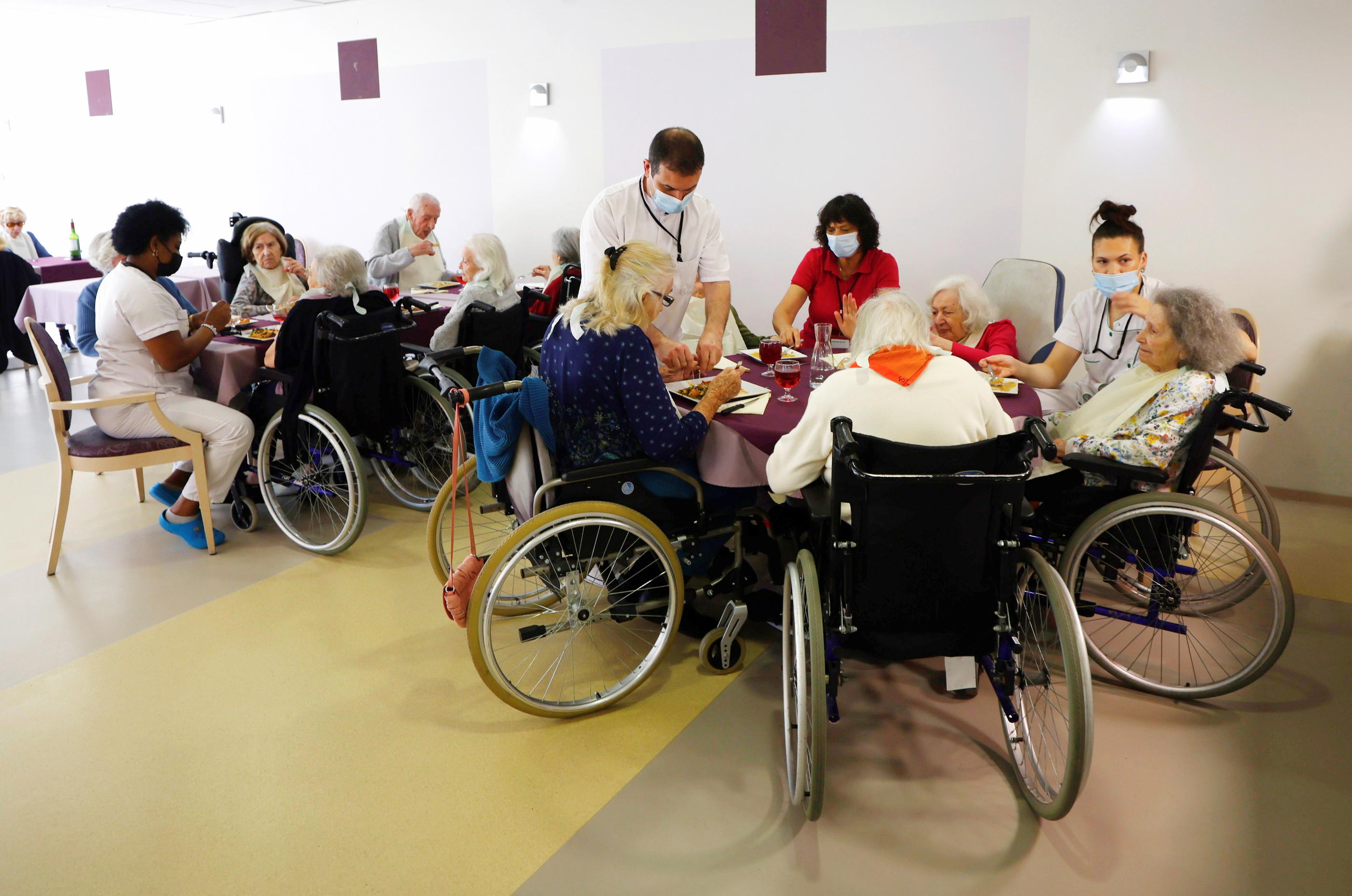 Les mesures de restriction, qui deviendront l’exception, ne seront plus mises en place dès l’apparition d’un cas de Covid chez les résidents mais « à partir de trois cas, c’est-à-dire l’apparition d’un cluster ».   REUTERS/Eric Gaillard