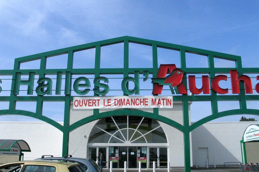 <b>Coignières.</b> Un homme a donné un couteau à son beau-père mercredi en fin d’après-midi sur le parking d’Auchan City, nouveau nom des Halles d’Auchan. 