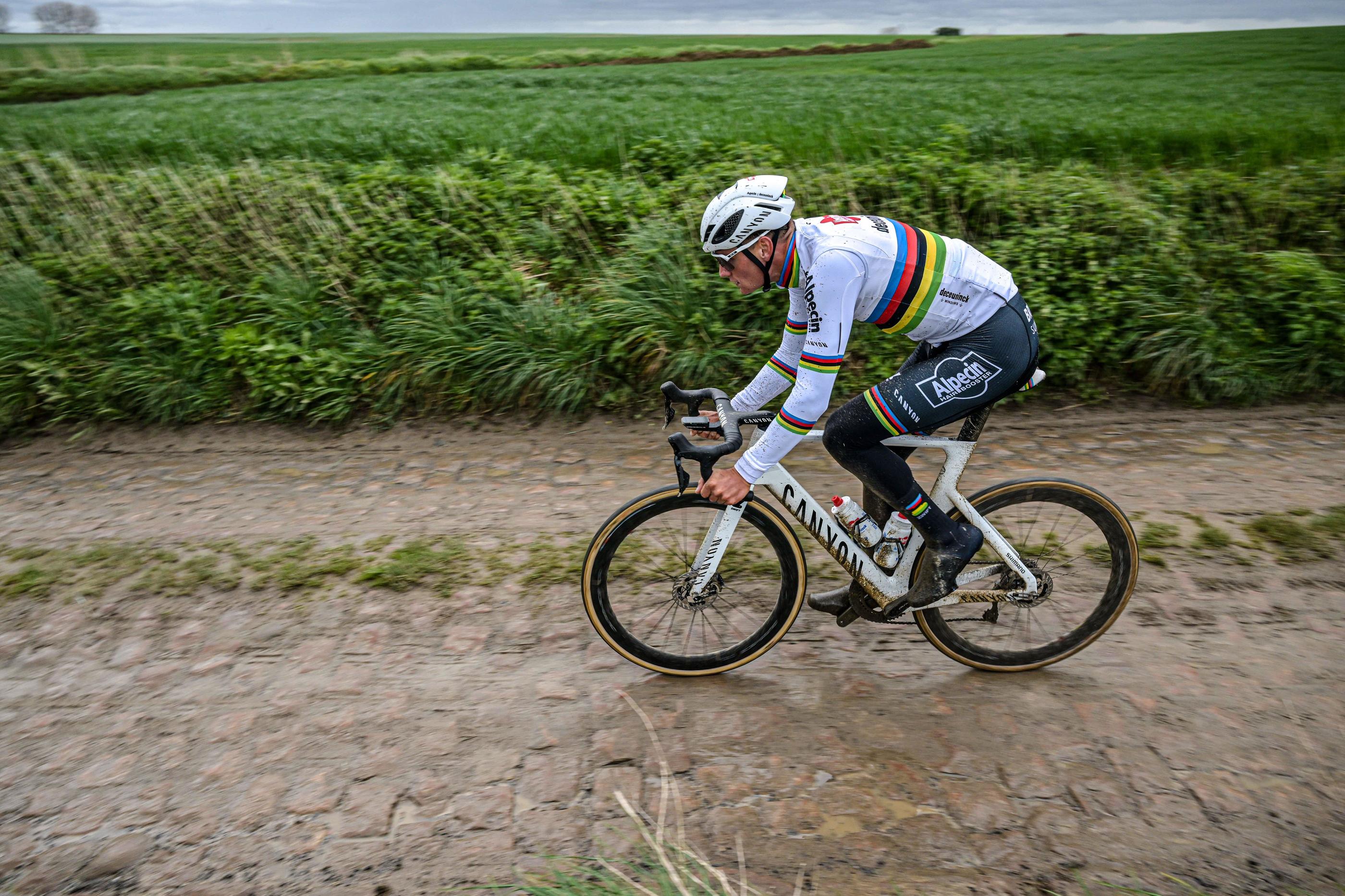 Mathieu van der Poel semble seul au monde sur les pavés des Flandres ou de Roubaix. En l'absence de Wout Van Aert, personne ne lui voit de concurrent sérieux cette année. Icon Sport/Belga/Jonas Roosens