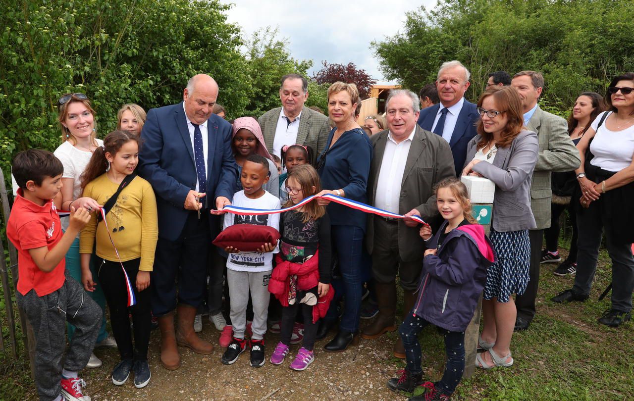 <b></b> Trilbardou, ce jeudi. Jean-Jacques Barbaux (ciseaux en main) a officiellement inauguré le site des Olivettes, d’anciennes gravières transformées en zones humides. 