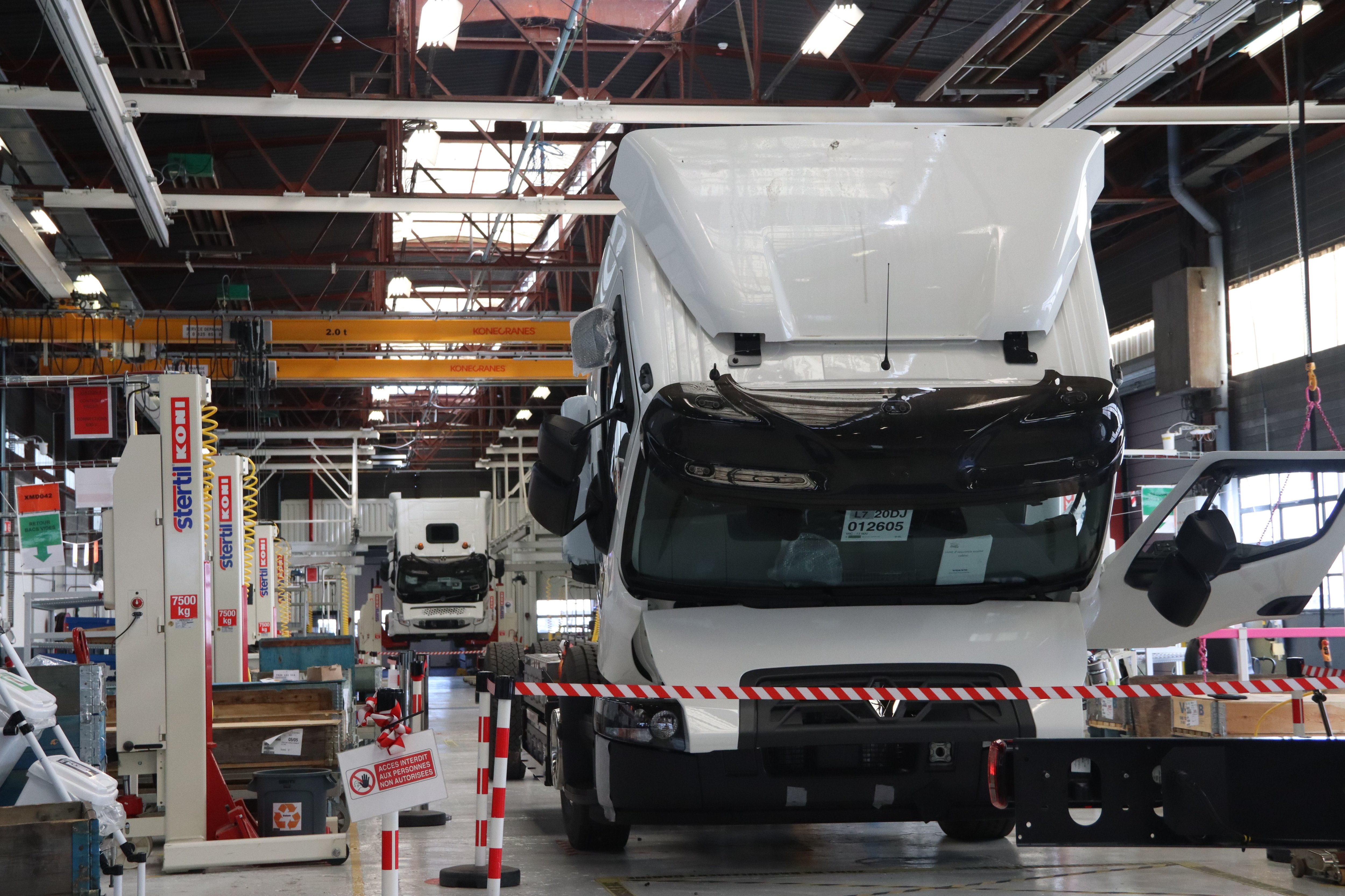 Camions électriques dans l'atelier de finition de l'usine Renault Trucks de Blainville. Ici on ajoute les batteries aux véhicules. LP/Esteban Pinel