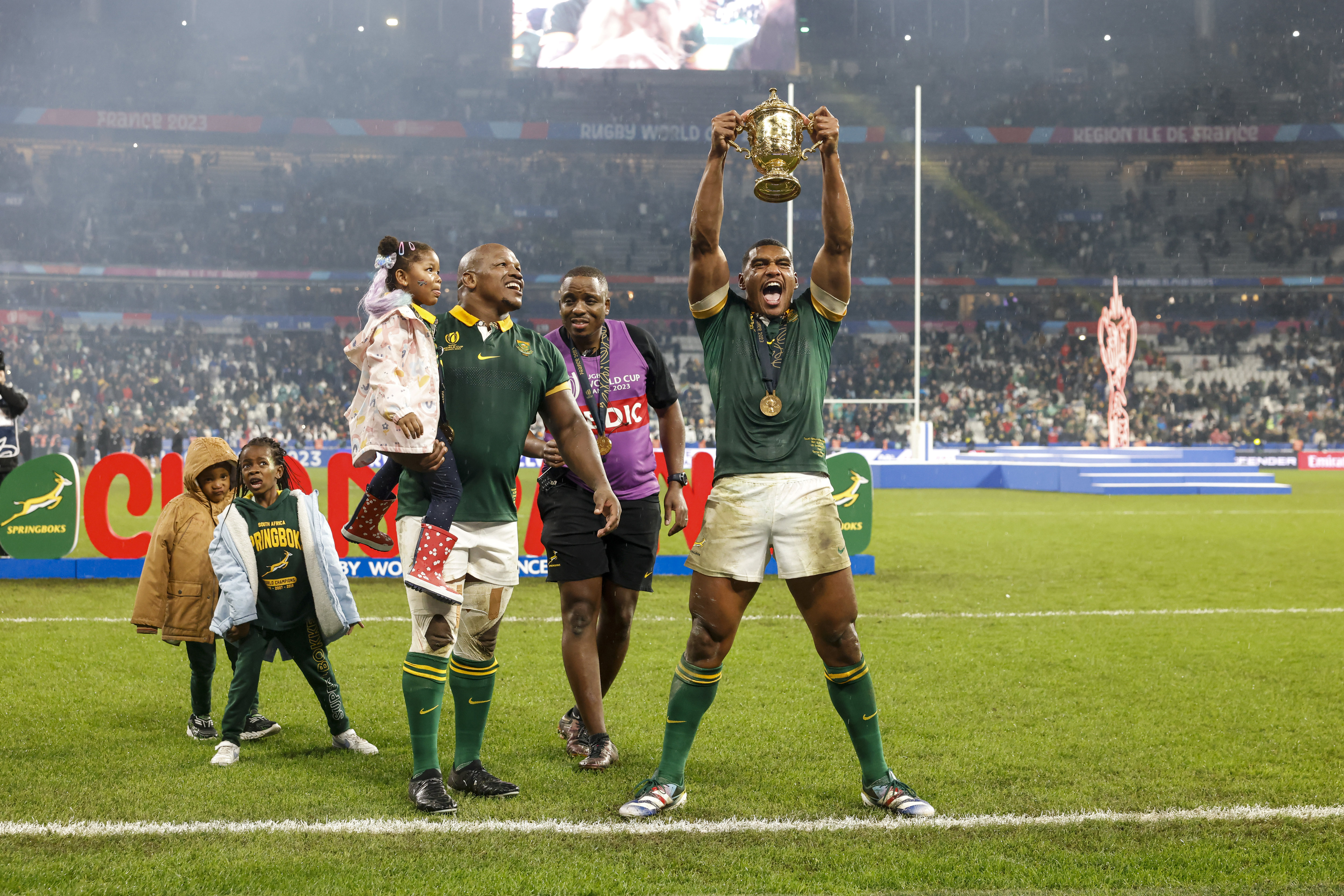 Damian Willemse soulève le trophée Webb-Ellis sous le regard de Mbongeni Mbonambi. L'Afrique du Sud est championne du monde de rugby. LP/Olivier Corsan