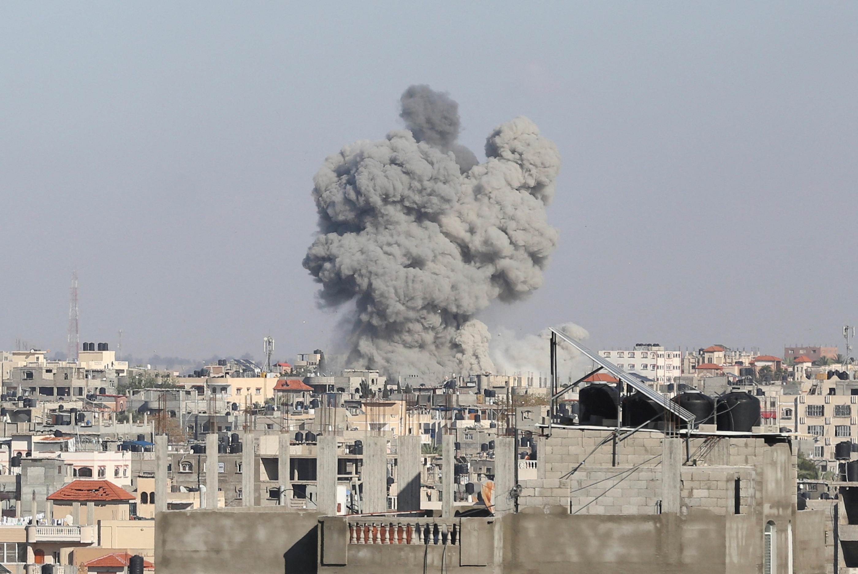 De la fumée s'élève après une frappe israélienne sur la ville de Rafah, dans le sud de la bande de Gaza. Reuters/Hatem Khaled