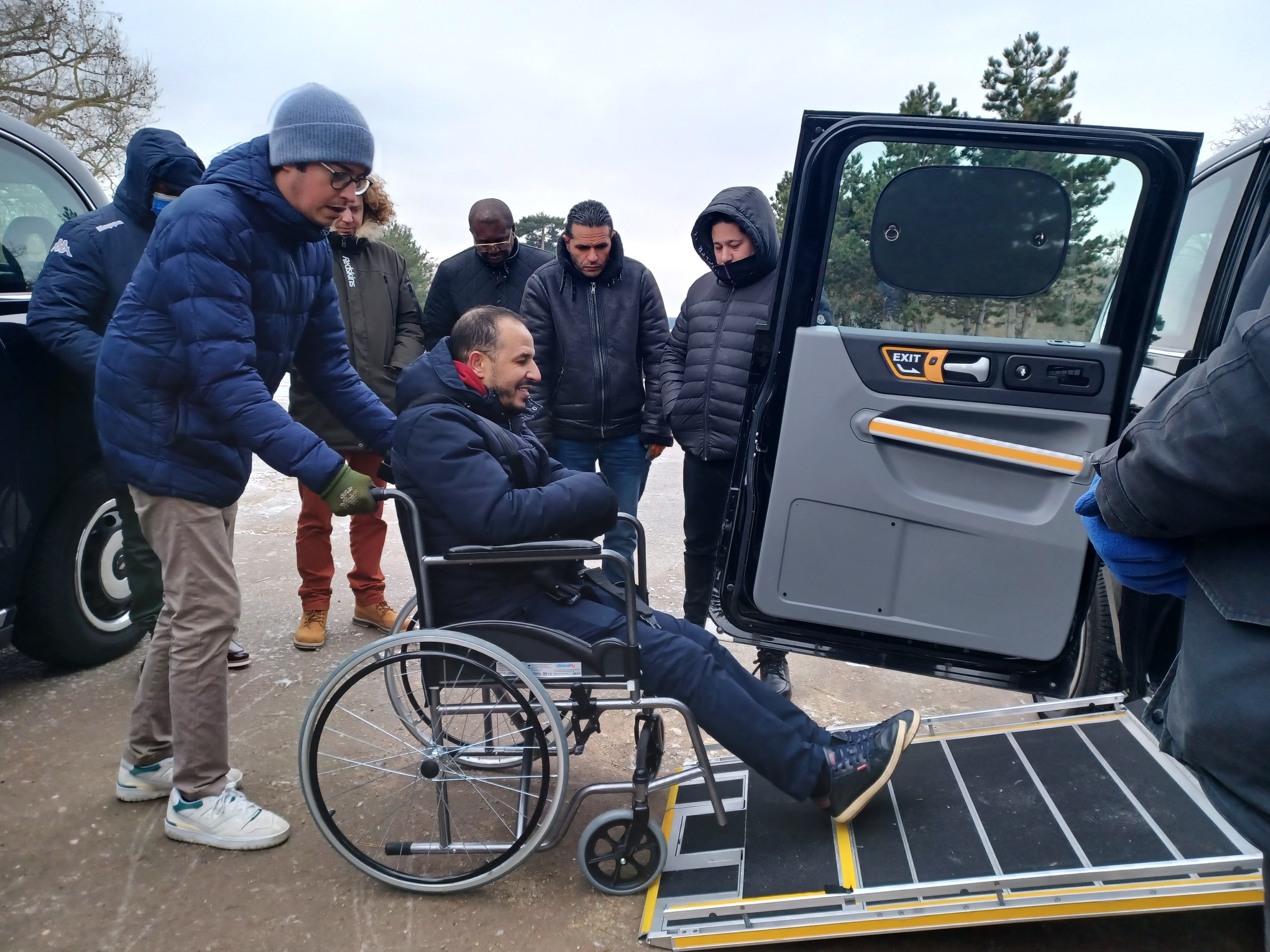 Le 8 janvier 2024, Bois de Boulogne. Charles, le formateur, explique aux chauffeurs VTC comment monter en toute sécurité pour le passager et le conducteur, un fauteuil roulant dans un véhicule adapté. LP/Jila Varoquier