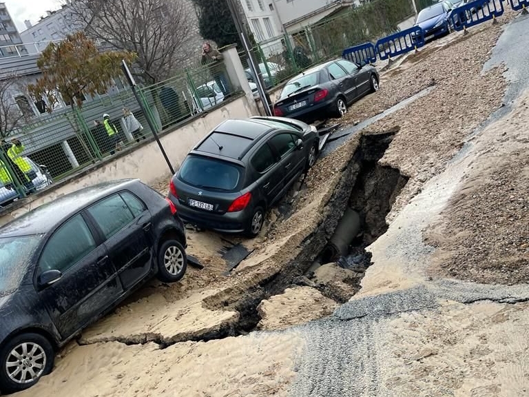 Saint-Maur-des-Fossés (Val-de-Marne), mercredi 21 décembre. Plusieurs véhicules ont glissé dans le trou créé par l'affaissement de la chaussée, là où la canalisation s'est rompue. DR