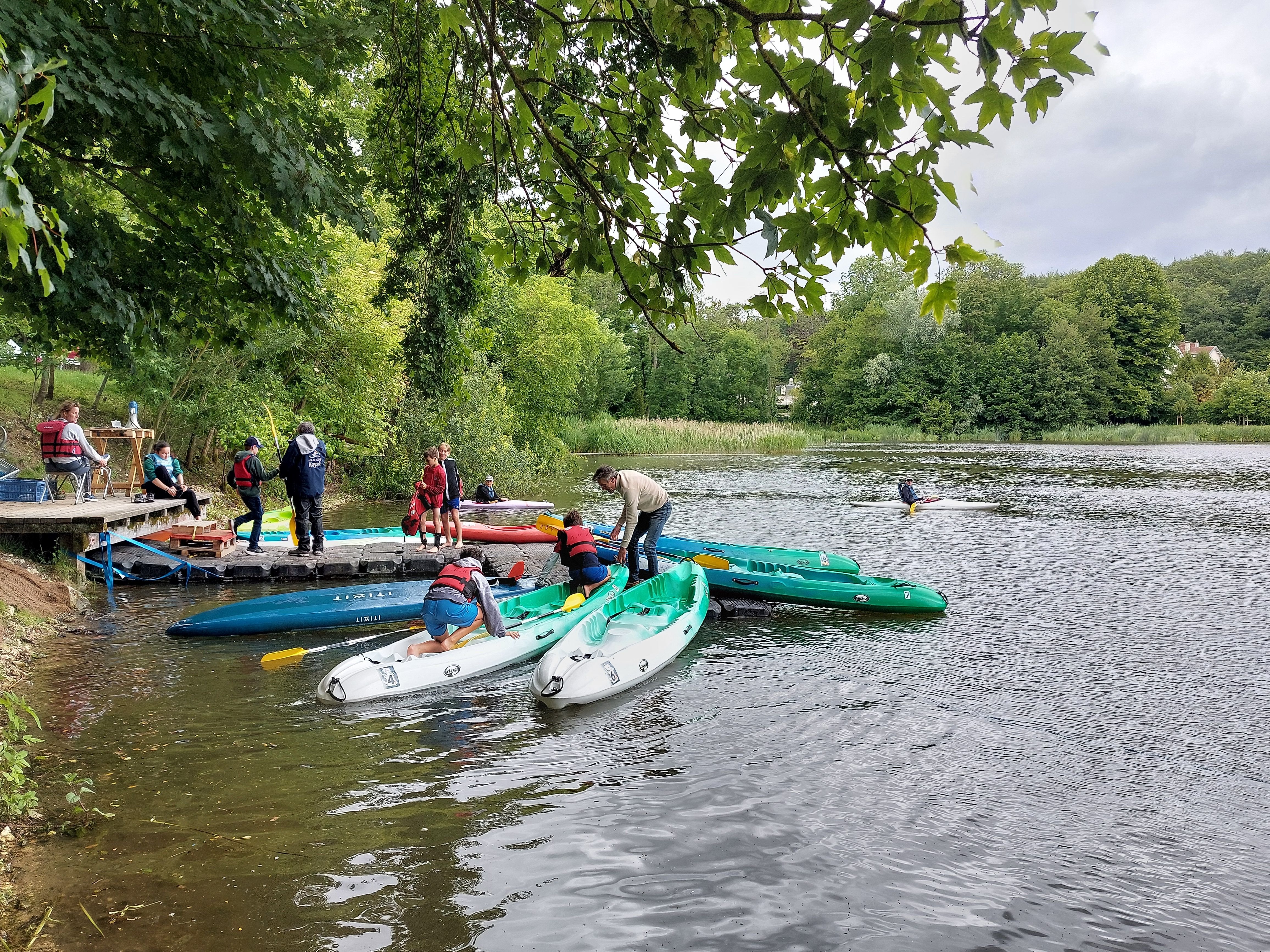 Ville-d'Avray (Hauts-de-Seine), samedi 14 juin 2024. Après des résultats d'analyse ne révélant pas de risque suite à la pollution des étangs de Corot, le Centre des monuments nationaux a autorisé les activités nautiques lors de la Fête des étangs ce week-end, mais pas la baignade. LP/H.D.