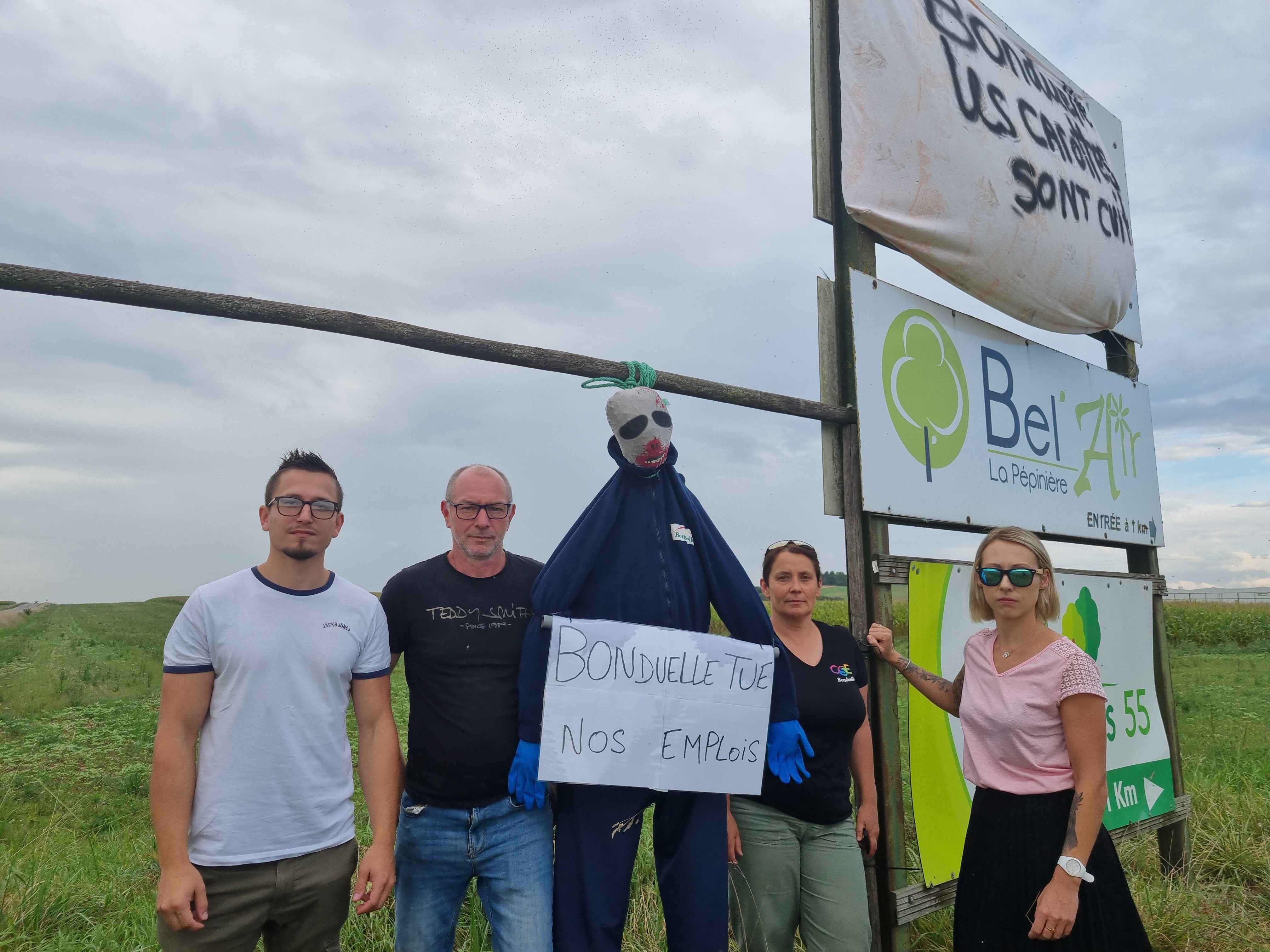 «Bonduelle tue nos emplois» : à quelques dizaines de mètres de l'usine, les salariés diffusent des messages pour exprimer leur détresse. Ils s’attendent à perdre leur emploi au printemps 2025. LP/Antoine Pétry