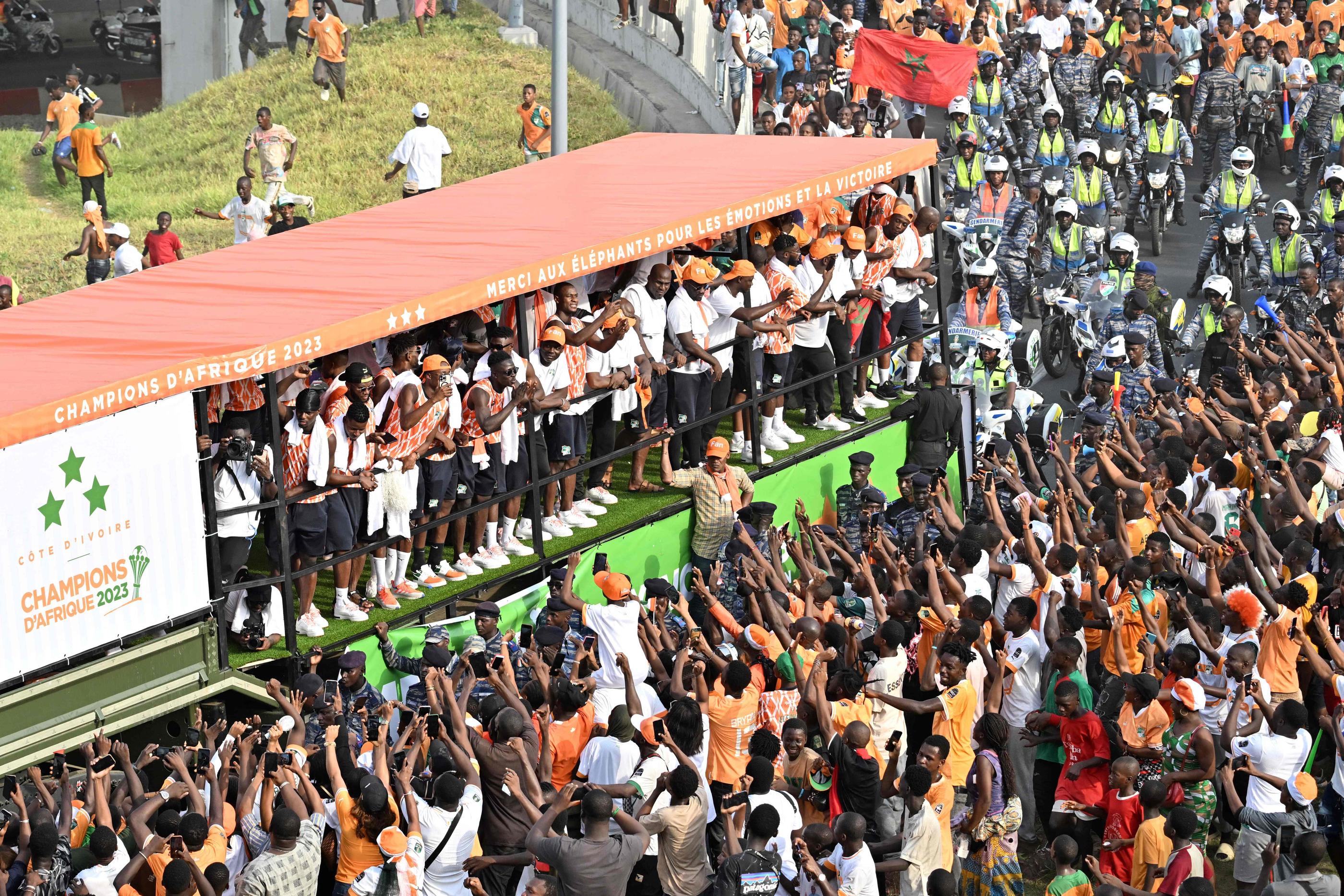 Des millions d'ivoiriens sont venus féliciter et remercier les nouveaux champions d'Afrique ce lundi lors de la parade à Abidjan. AFP/Sia Kambou