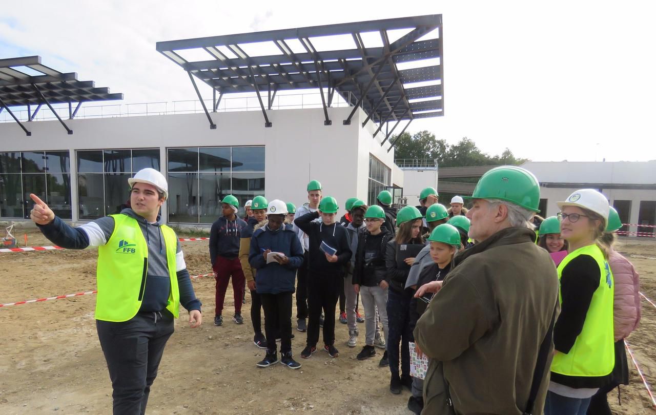 <b></b> Vulaines-sur-Seine, le 13 octobre. Ce nouveau collège sera livré pour la rentrée prochaine. Le chantier est là visité par ses futurs élèves. 