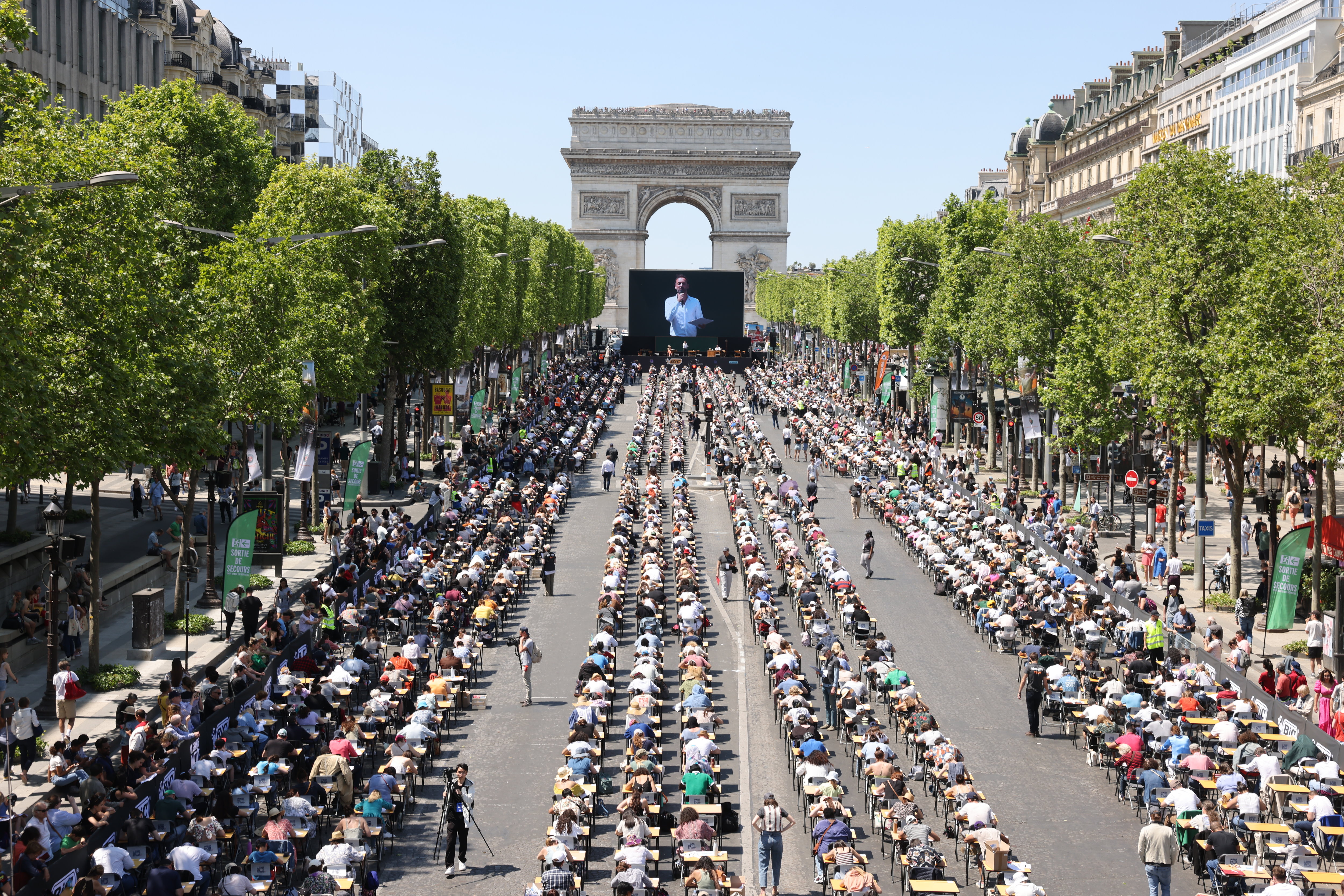 Une dictée géante a réuni des milliers de participants ce dimanche 4 juin sur l'avenue des Champs-Élysées à Paris. LP/ Olivier Lejeune