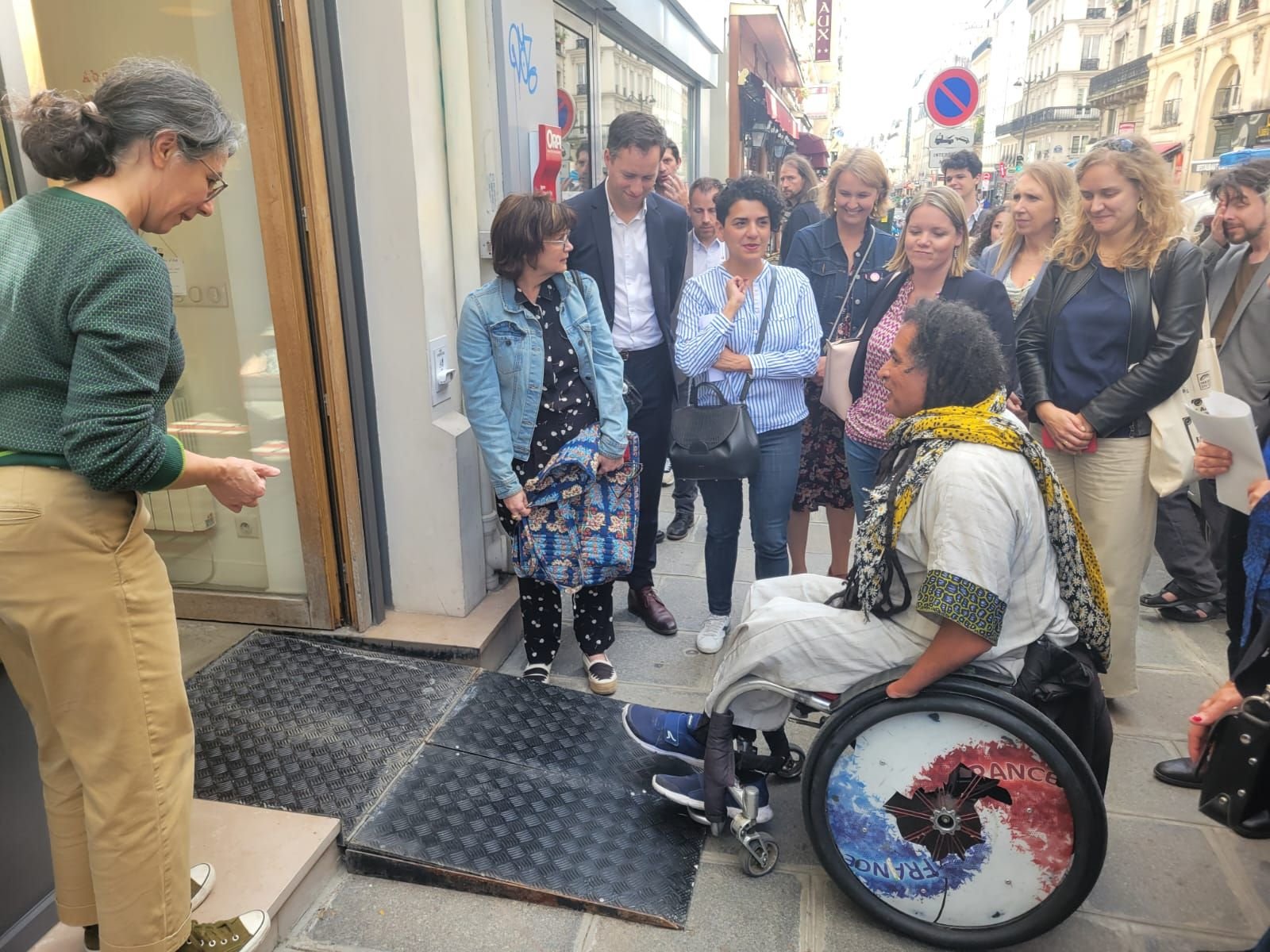 Dans ces 17 « quartiers d'accessibilité augmentée » parisiens, l'espace public est pensé pour faciliter le déplacement des personnes en situation de handicap auditif, visuel ou moteur vers les services du quotidien. LP/J.L.