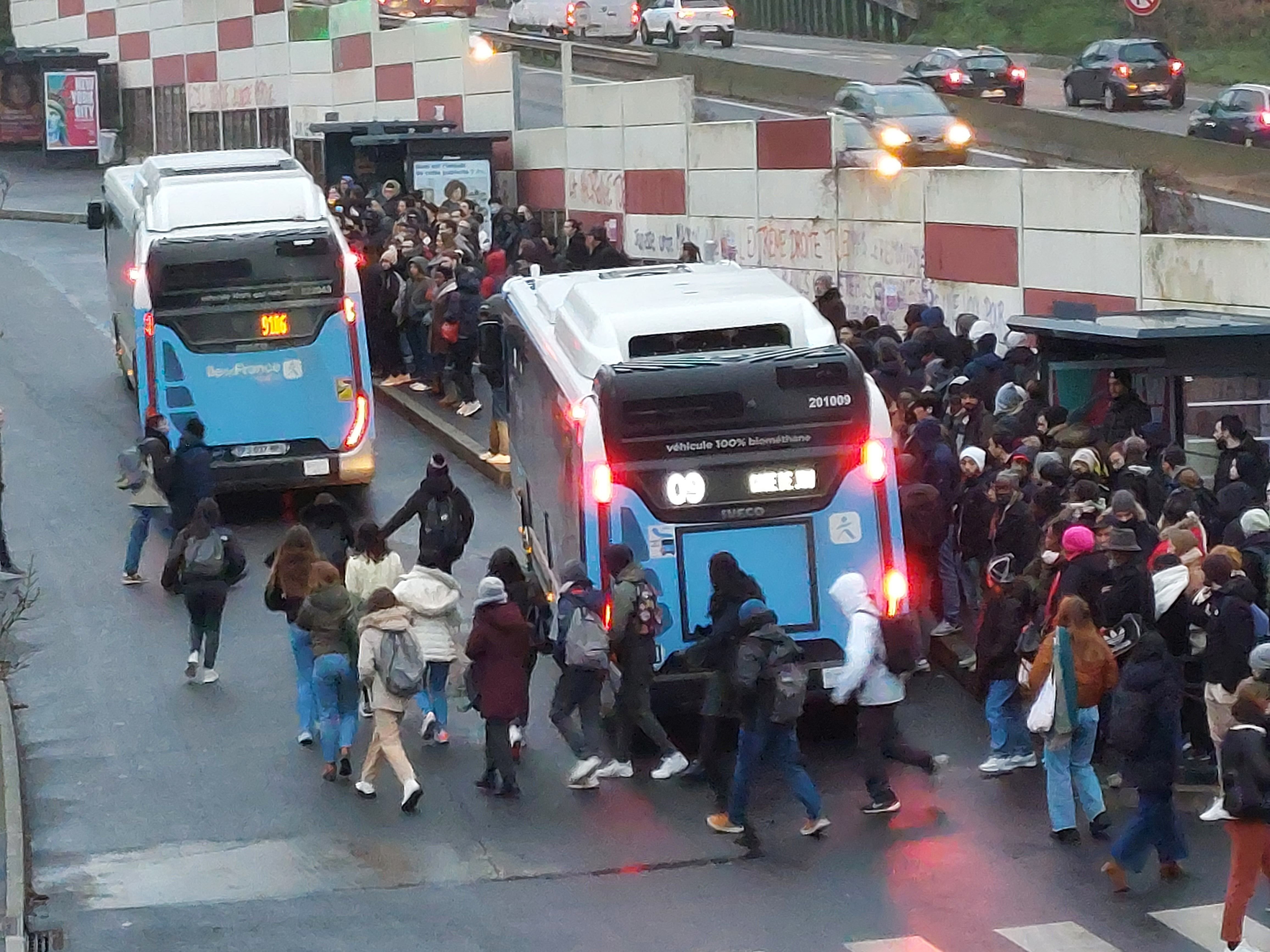 Orsay, jeudi 26 janvier. À la gare du Guichet, des dizaines de voyageurs se pressent sur le quai à cause de bus supprimés ou saturés. LP/C.Ch.