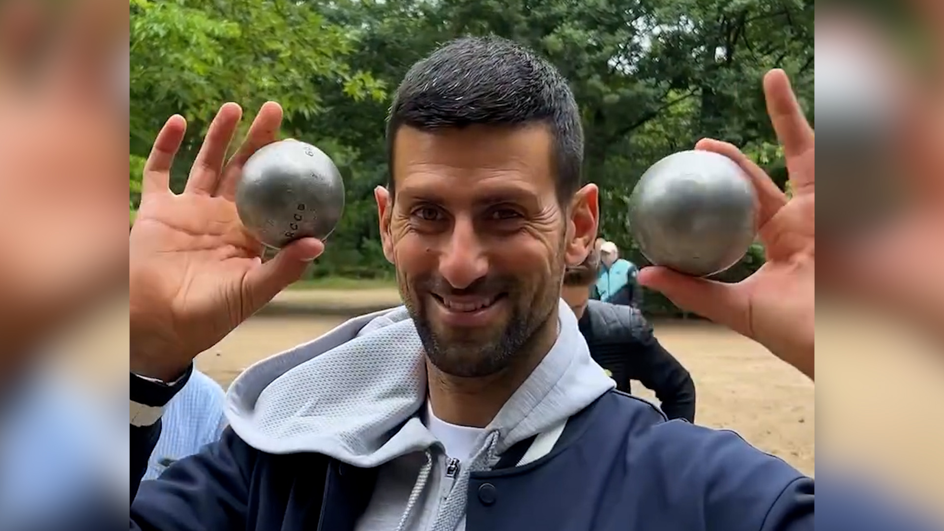 Paris, 2 juin 2024. En pleine quinzaine de Roland-Garros, Novak Djokovic est allés jouer à la pétanque avec les boulistes du Bois de Boulogne. Capture d'écran @djokernole