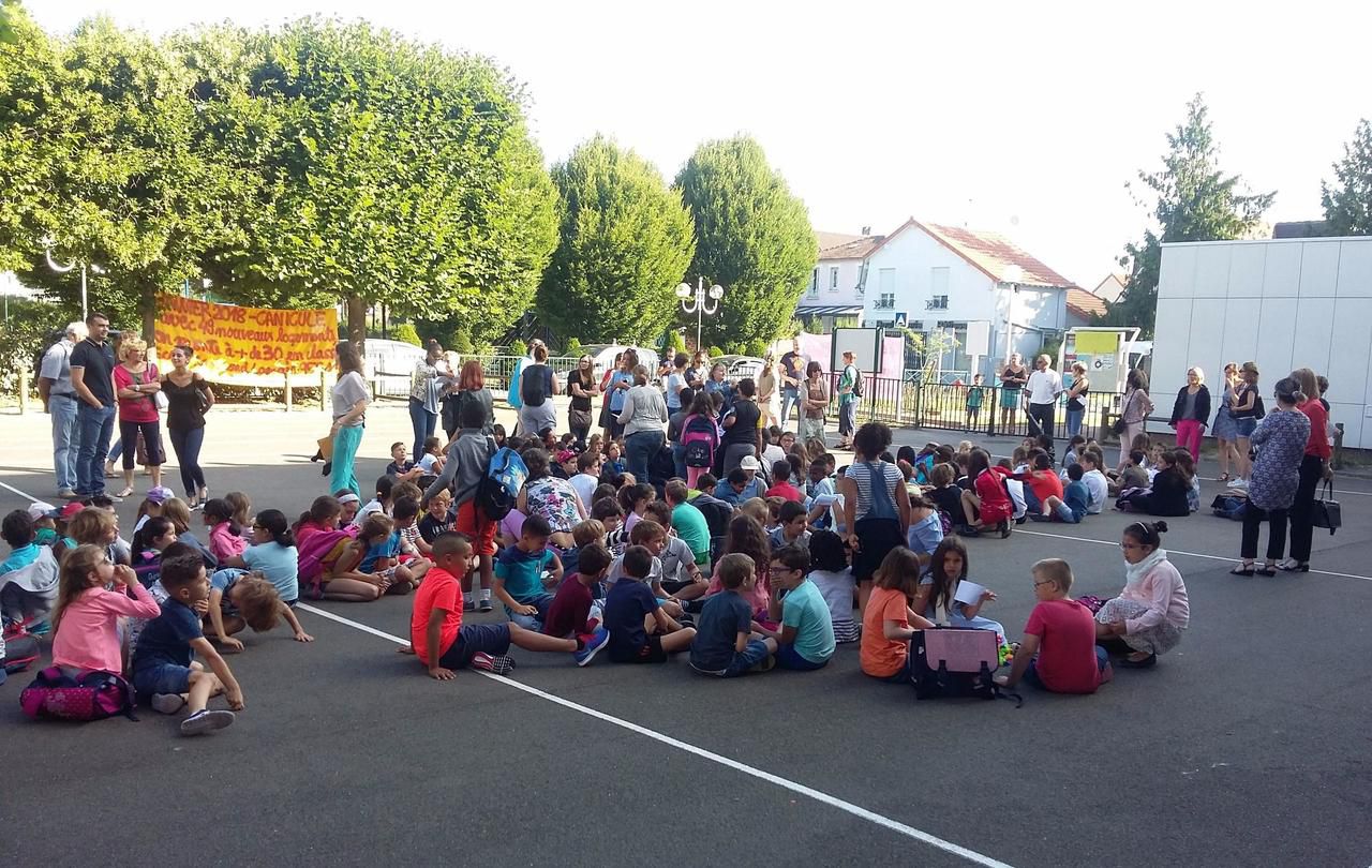 <b></b> Archives. Blocage de l’école Raymond logeais à Saint-Gratien. 