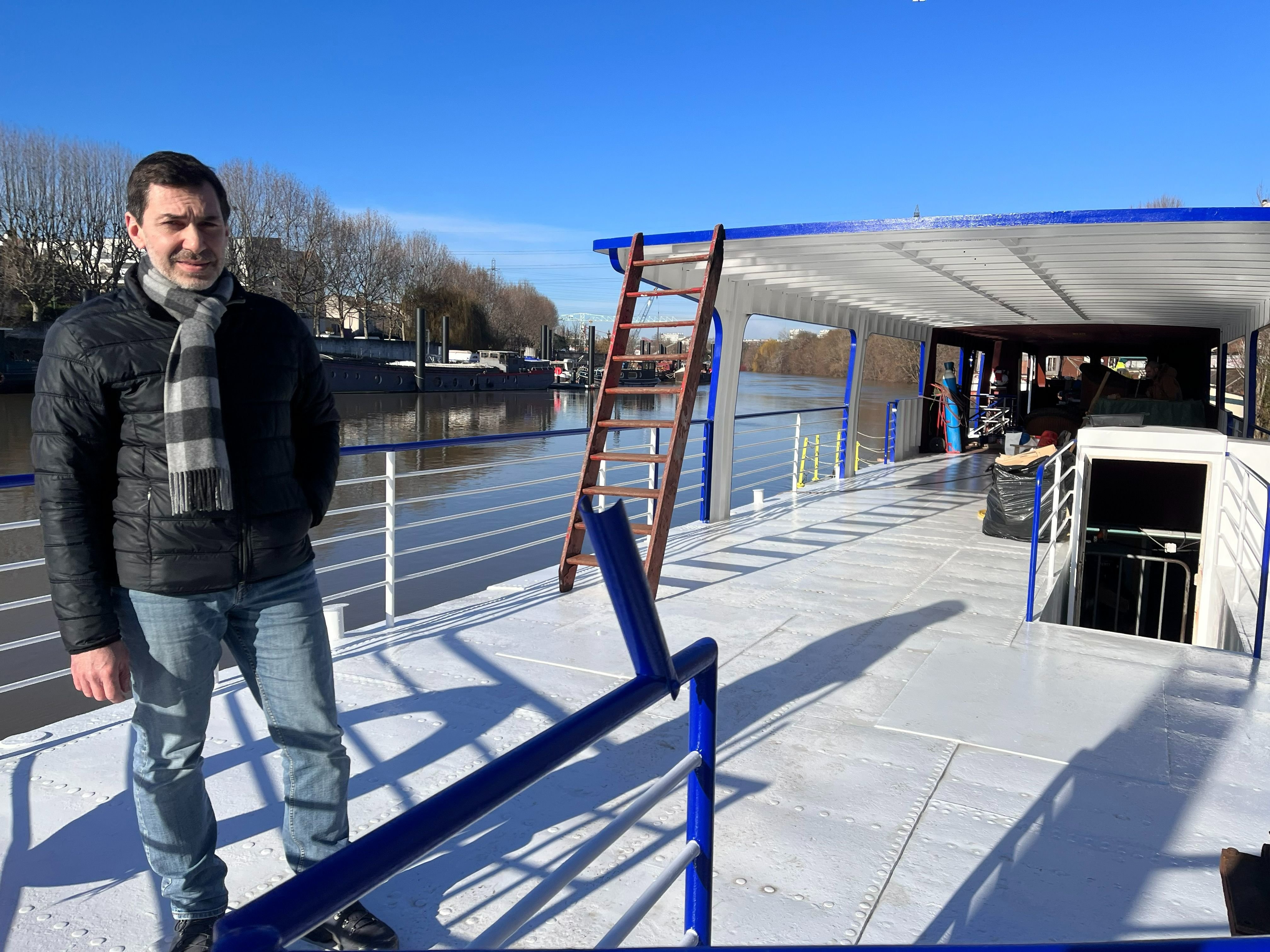 L'Île-Saint-Denis, le 18 janvier 2023. Patrick Gaire, le gérant de la société Kyma, sur un de ses bateaux amarré quai du Saule-Fleuri. LP/Nolwenn Cosson