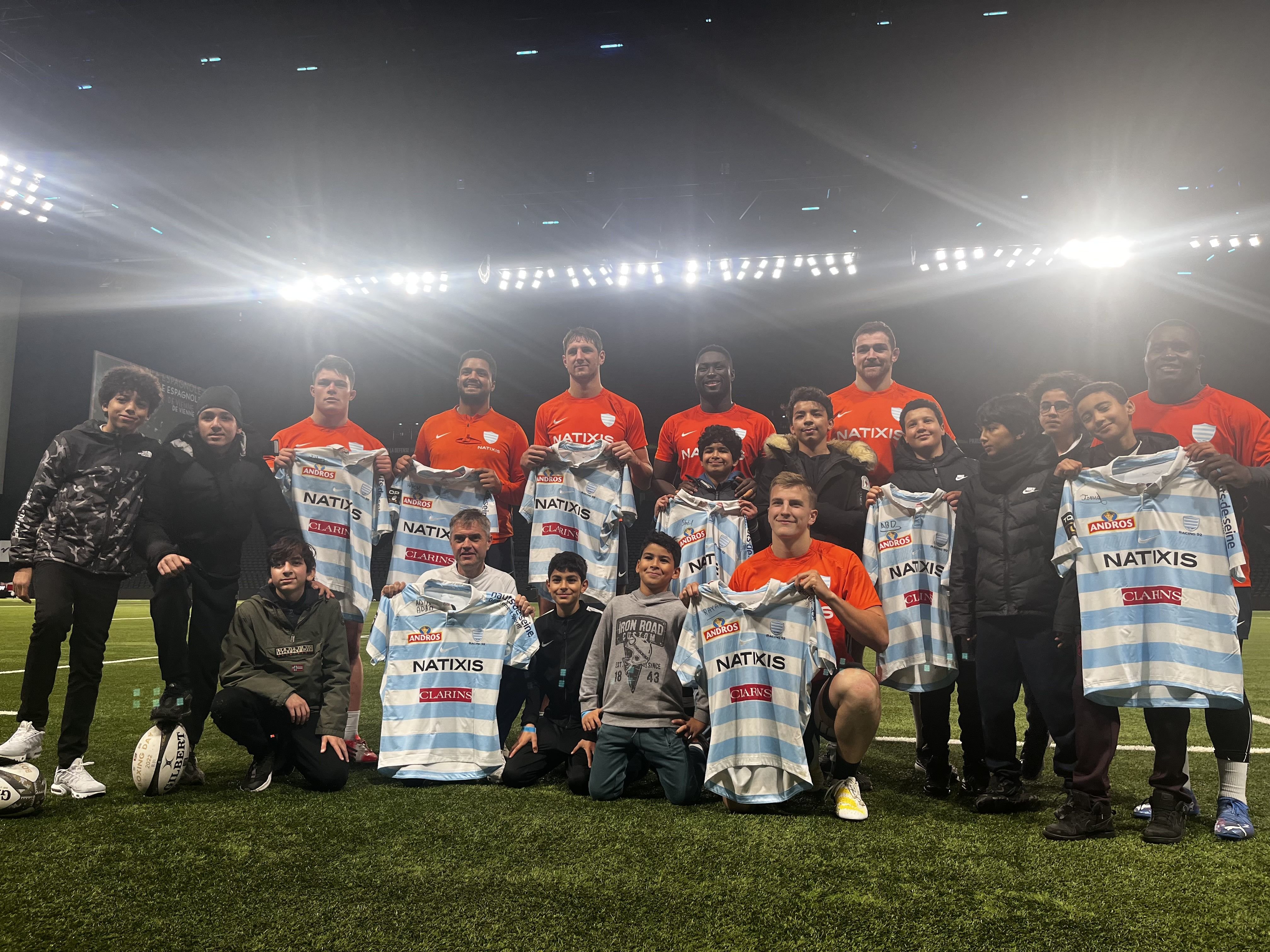Des enfants du Secours populaire ont signé les maillots de 8 joueurs du Racing 92. Les rugbymans joueront avec le derby contre le Stade Français le 24 décembre.